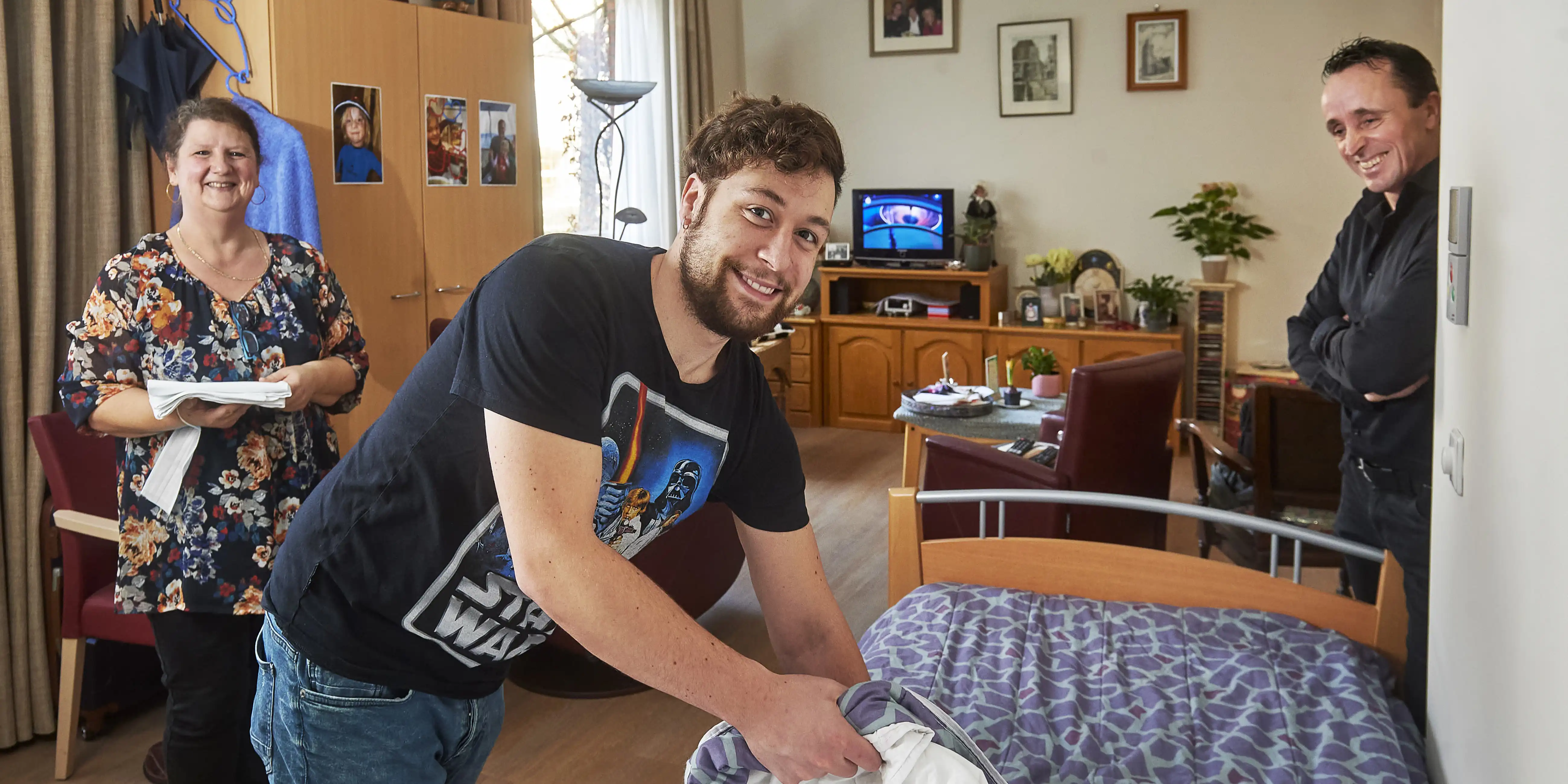 Devon aan het werk in de kamer van een bewoner
