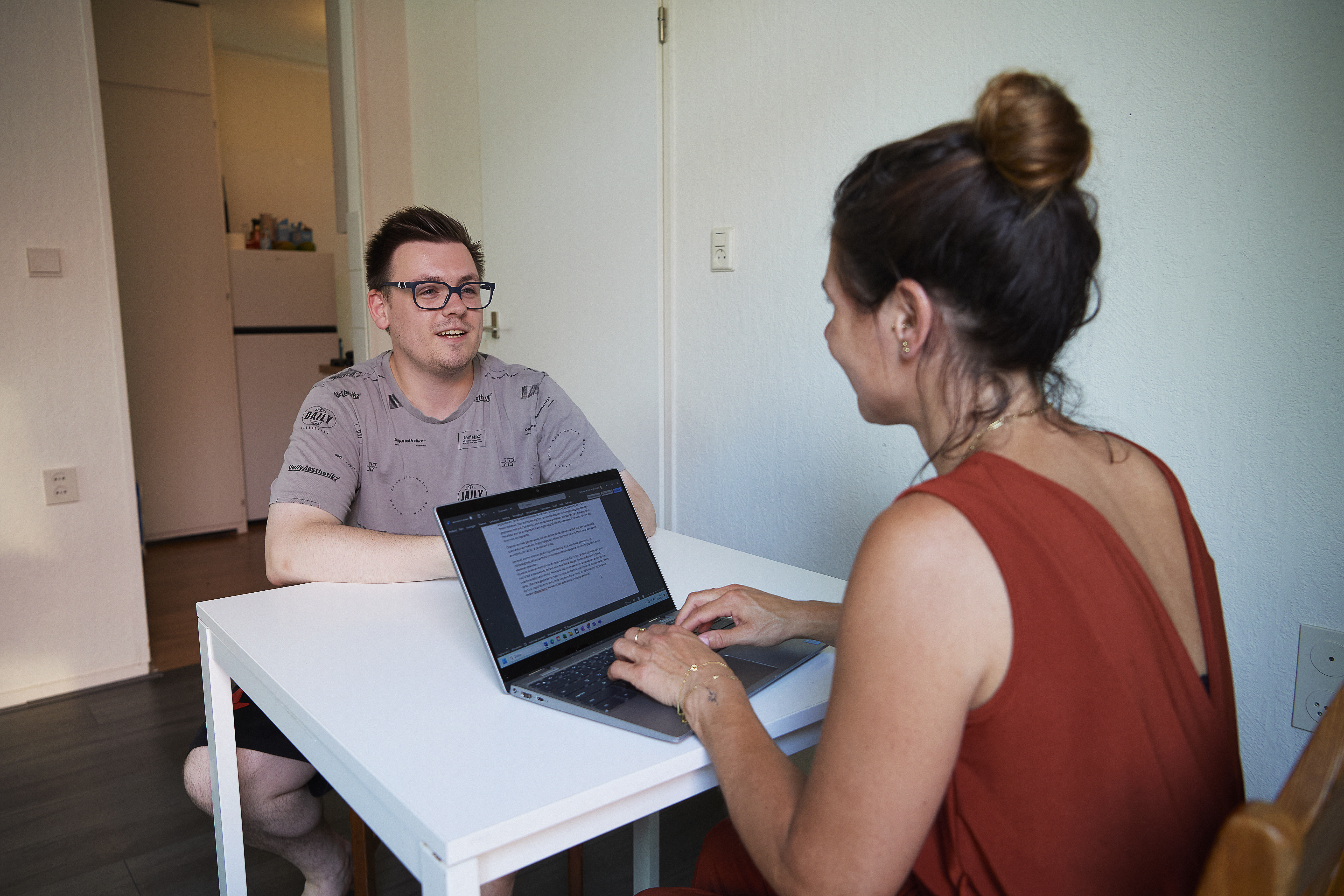 Joël met zijn consulente van IBN aan tafel