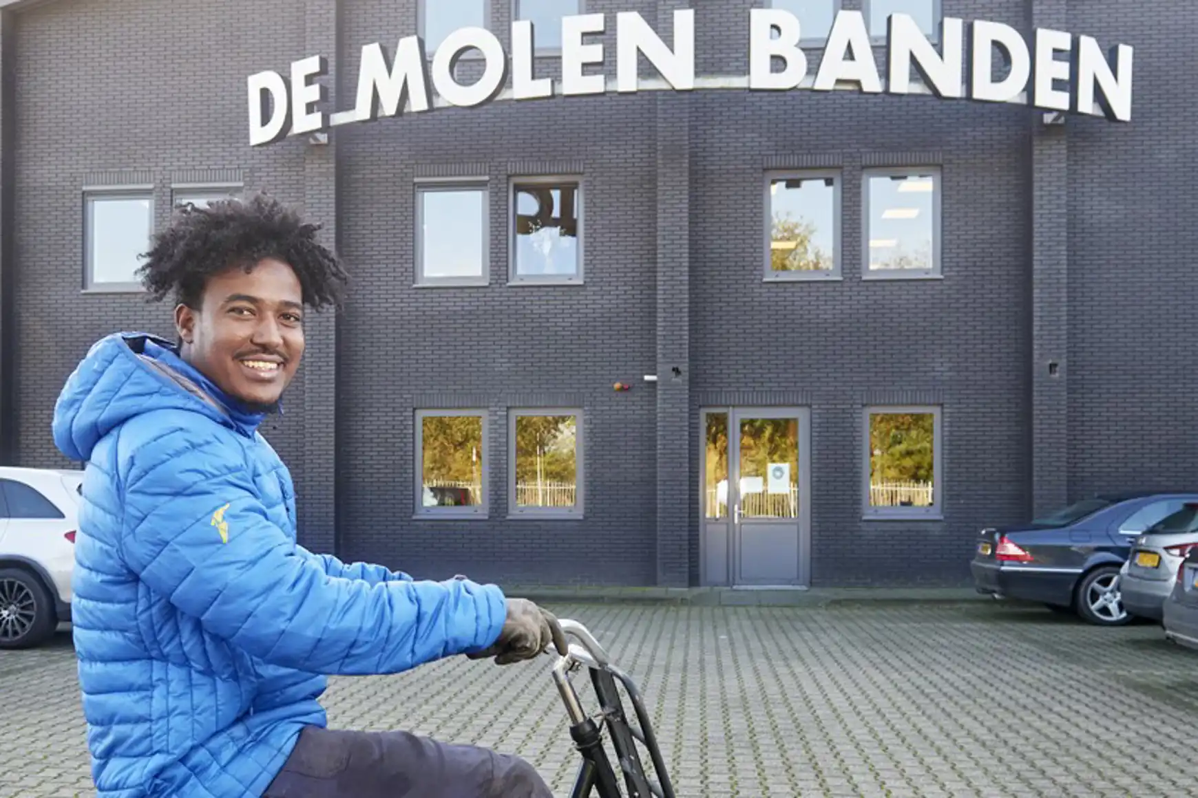 Robel op zijn fiets naar zijn werk