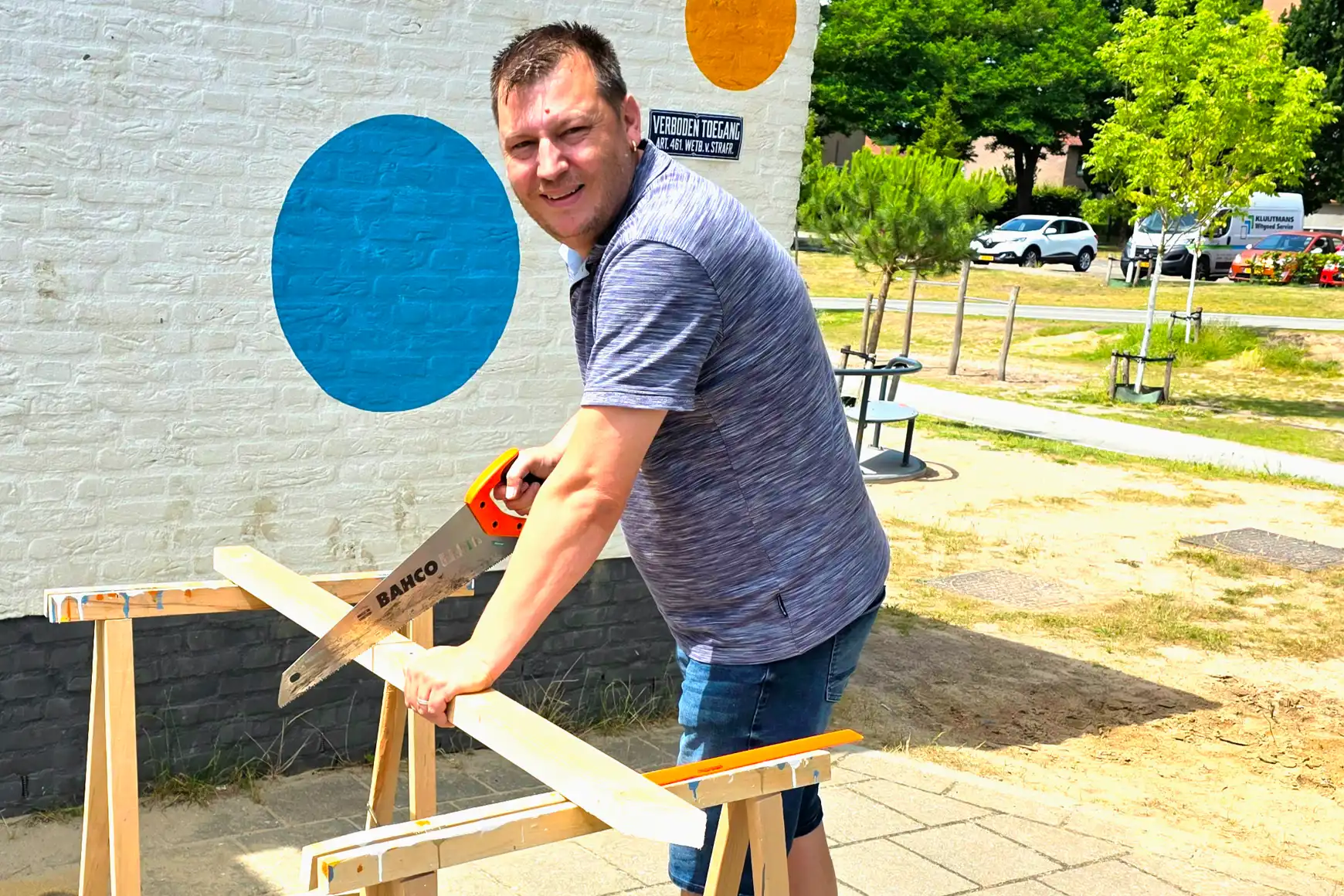 Rick verricht hand- en spandiensten als conciërge