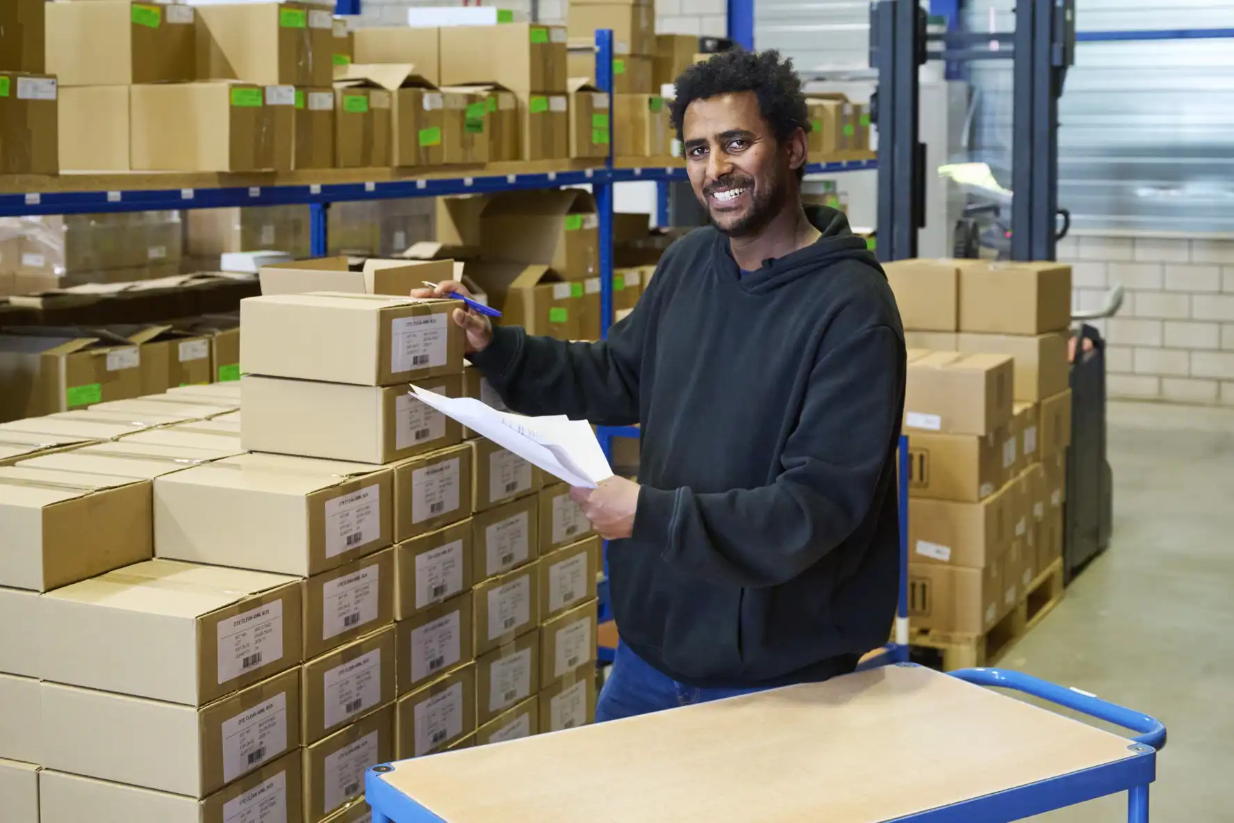Goitom in het magazijn bij Oté Pharma Sol