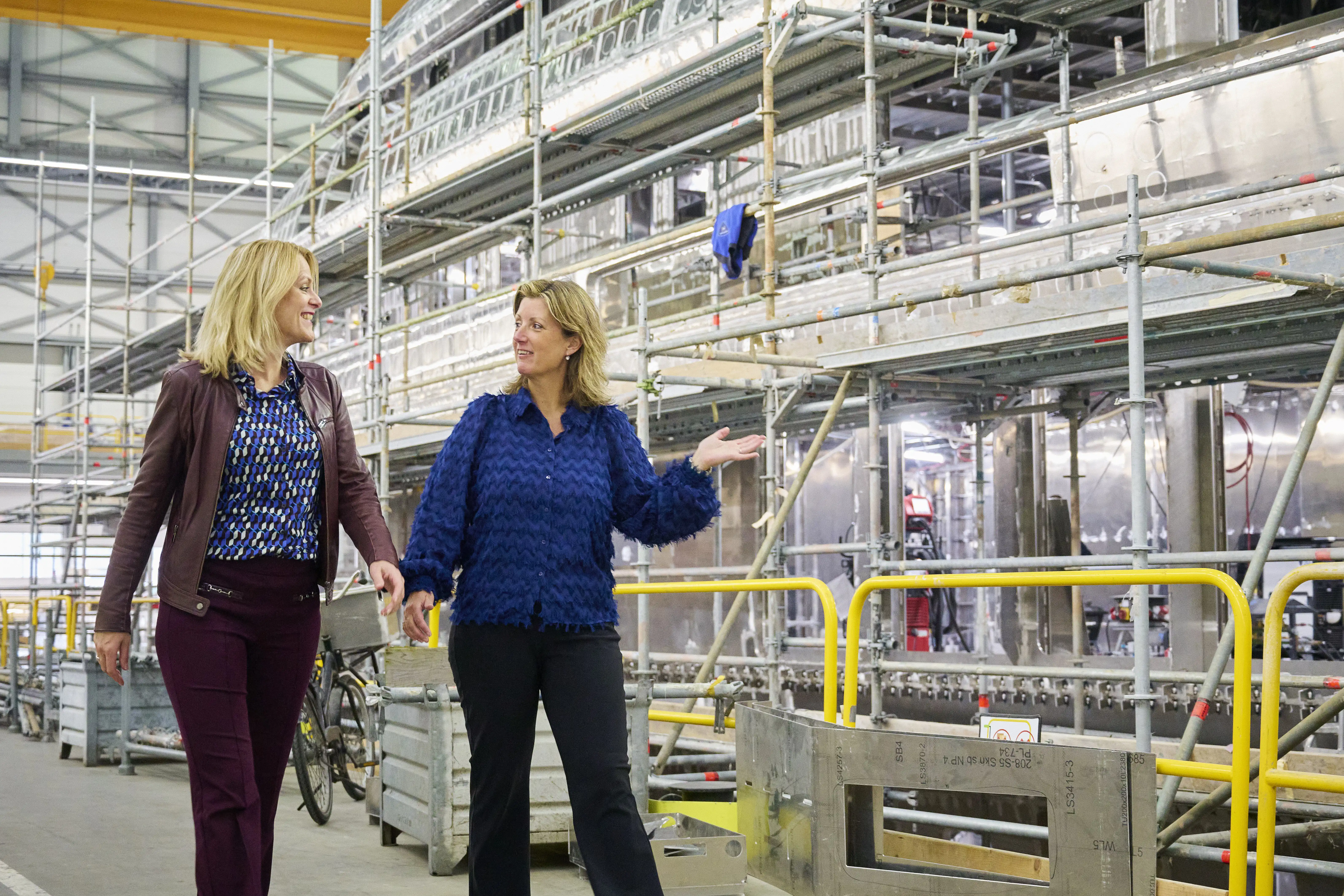Hanneke en Maike wandelend door de locatie