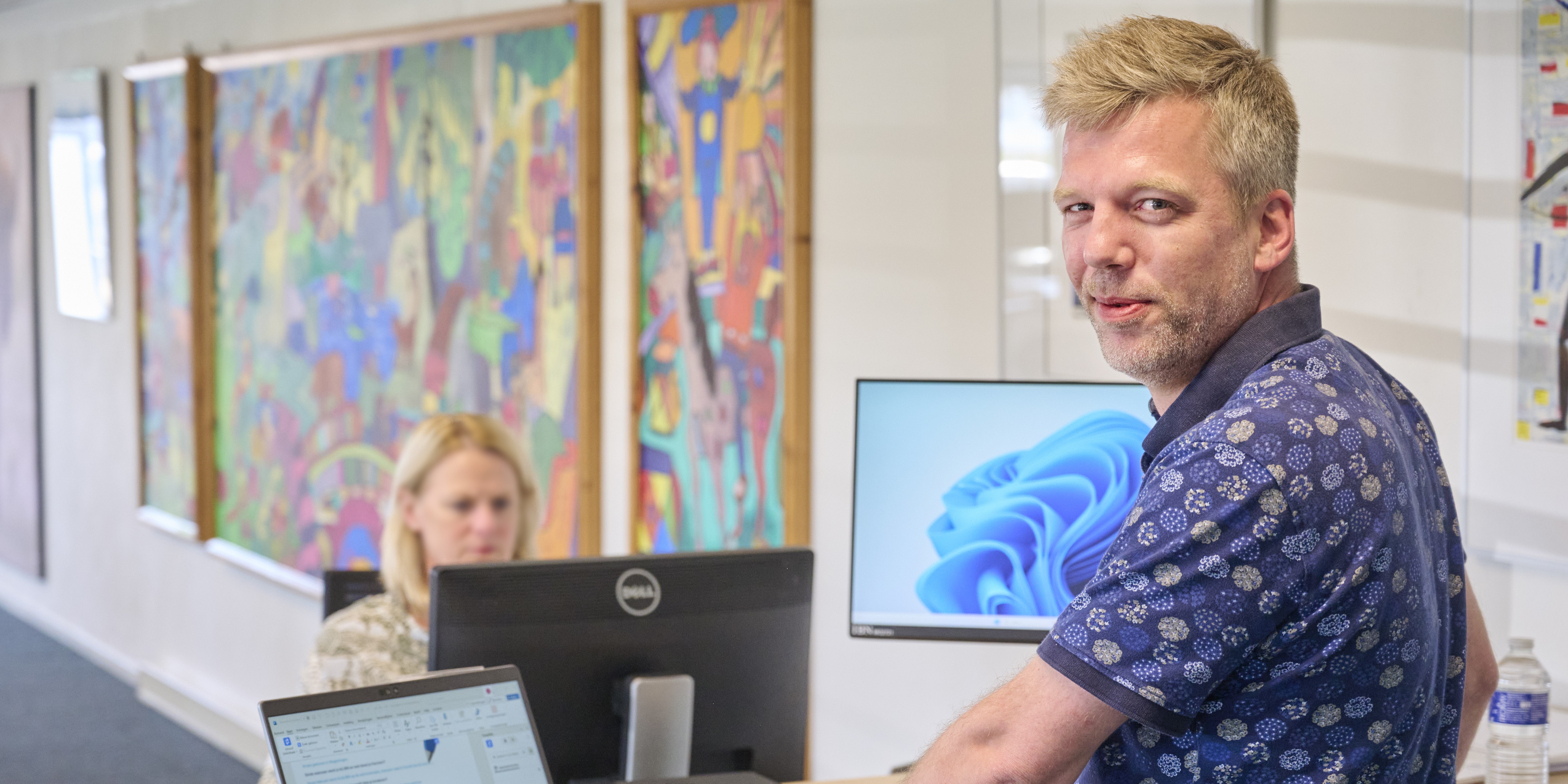 Emiel aan het werk als administratief medewerker bij Openbare Ruimte