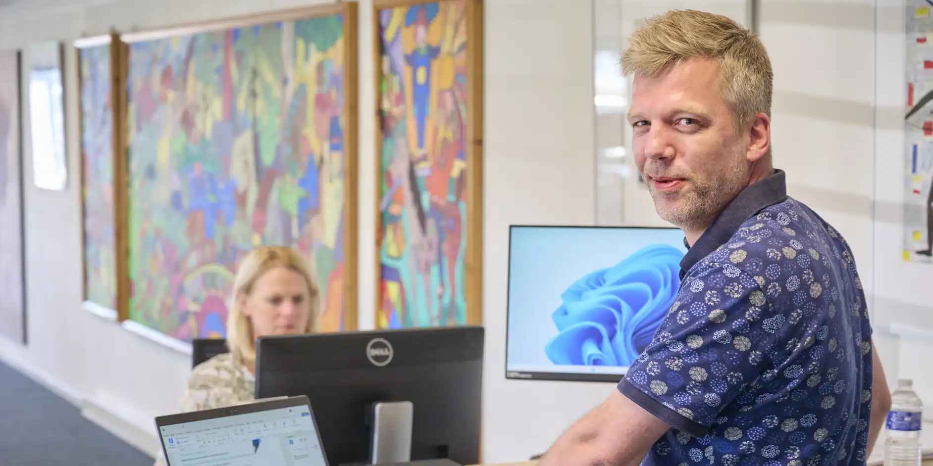 Emiel aan het werk als administratief medewerker bij Openbare Ruimte