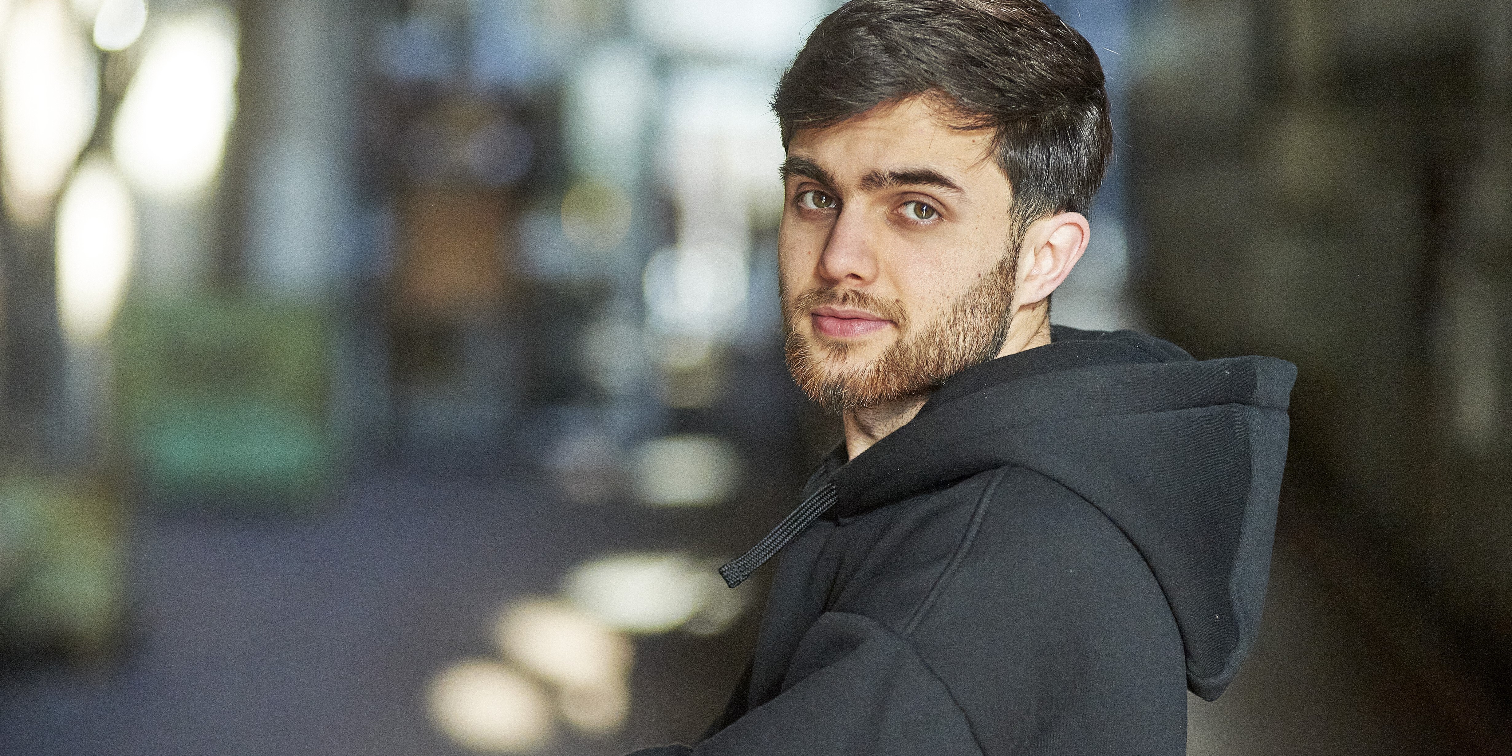 Massoud vertelt hoe hij als vluchteling nu aan het werk is als winkelmedewerker bij Jumbo