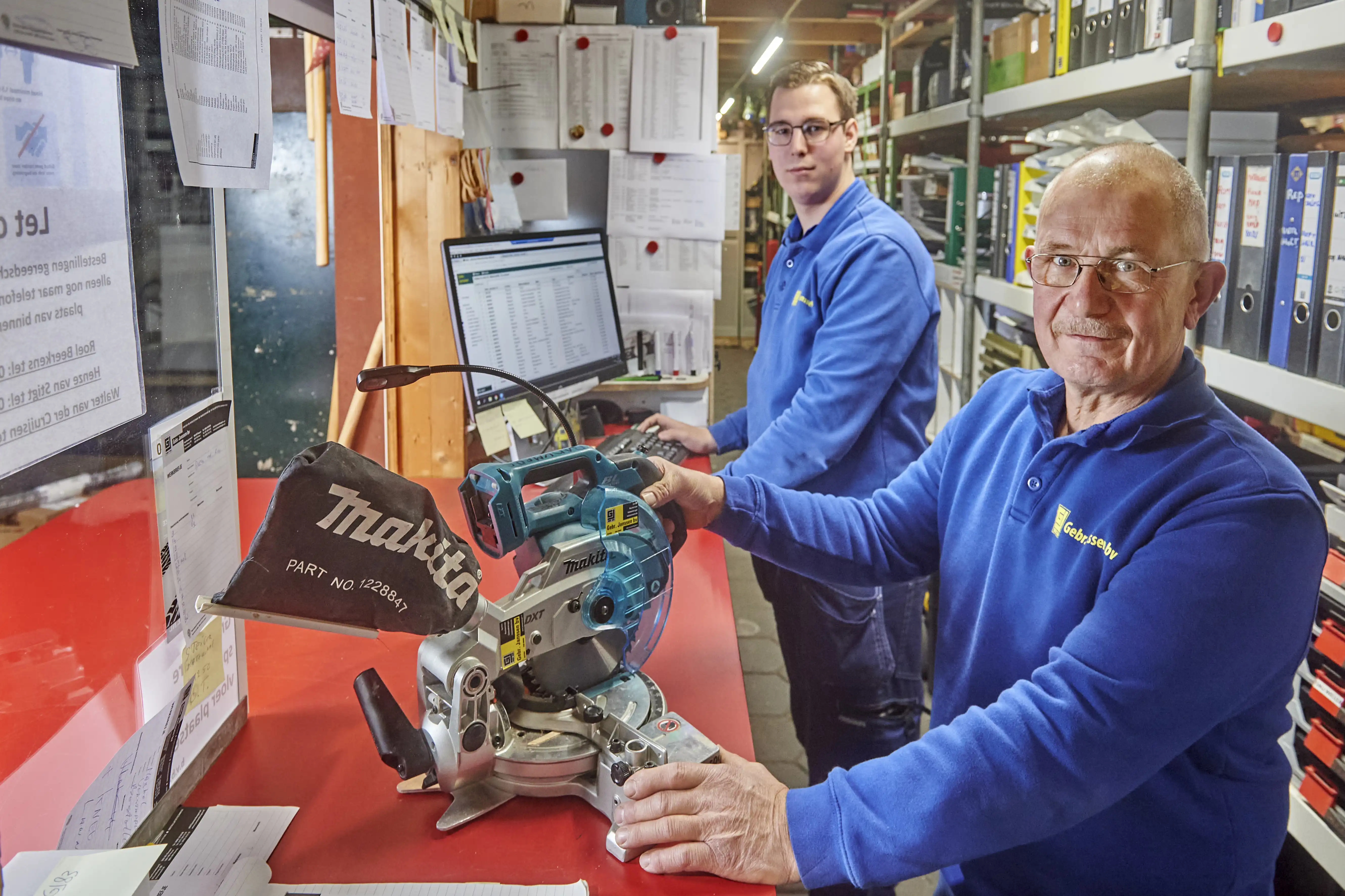 Aan het werk in het gereedschapmagazijn