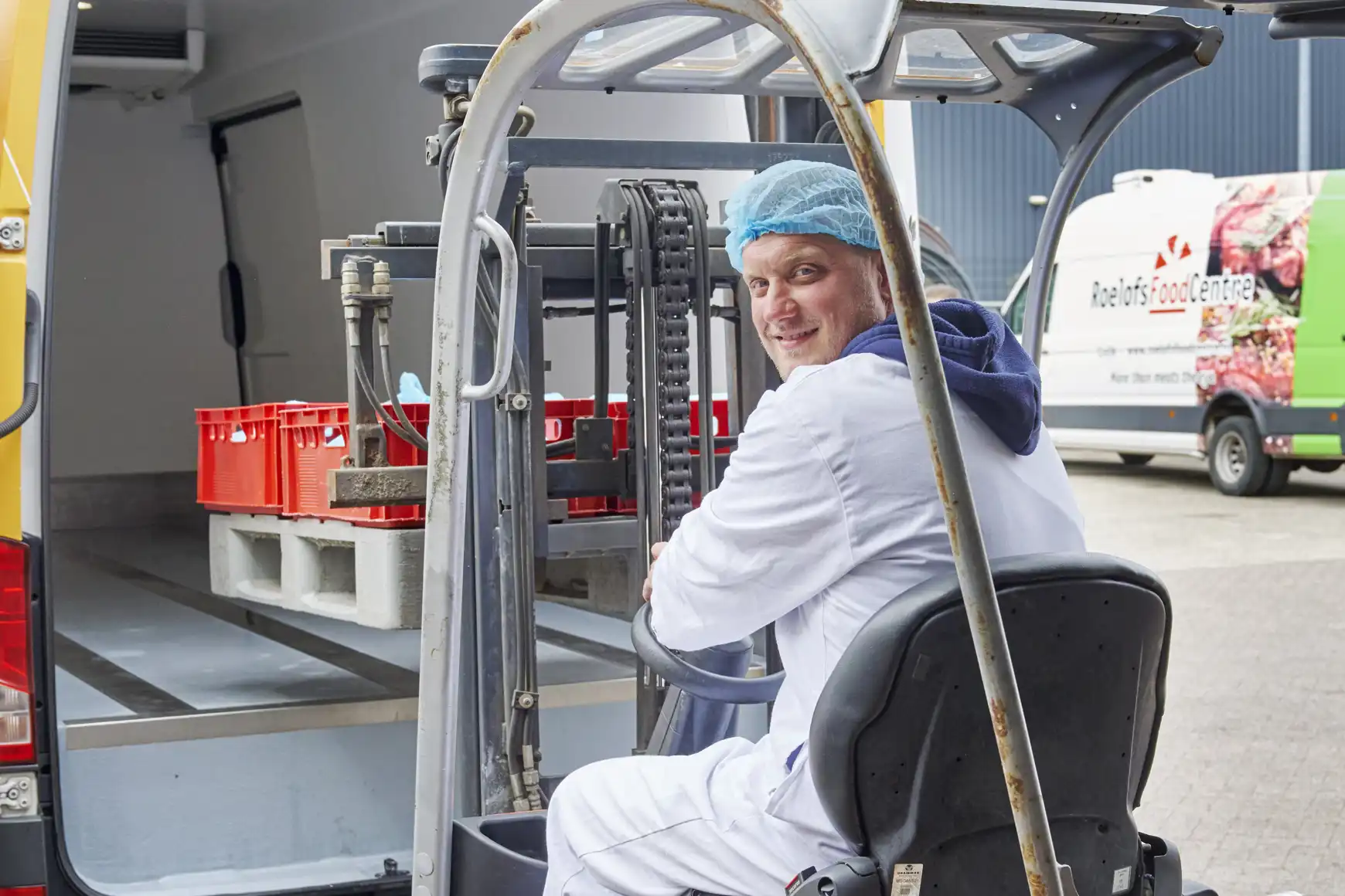 Aan het werk met het laden van een busje