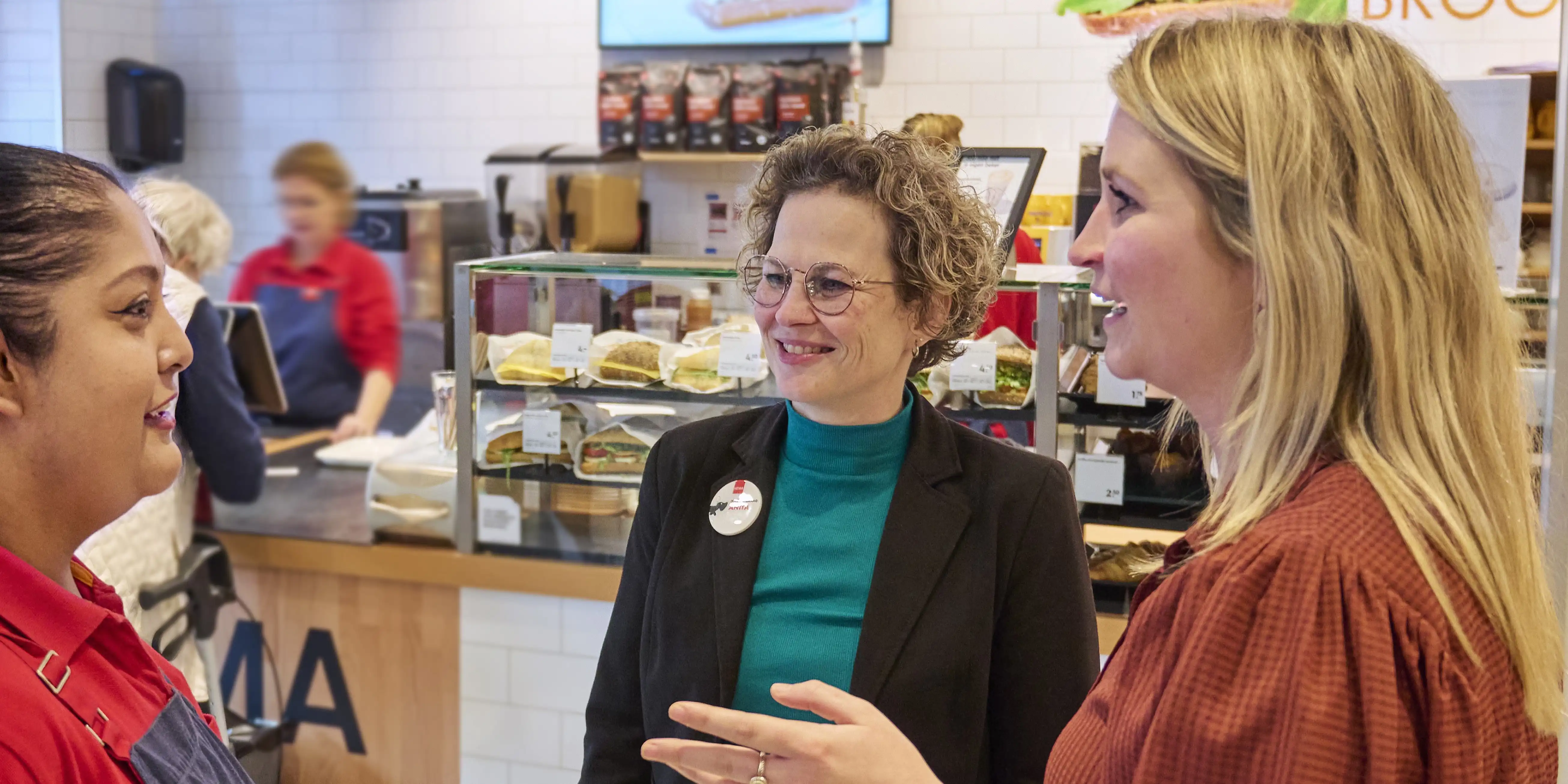 Op de foto Anita Cremers filiaalmanager Hema Uden en  Laura Henst, HR-adviseur Hema