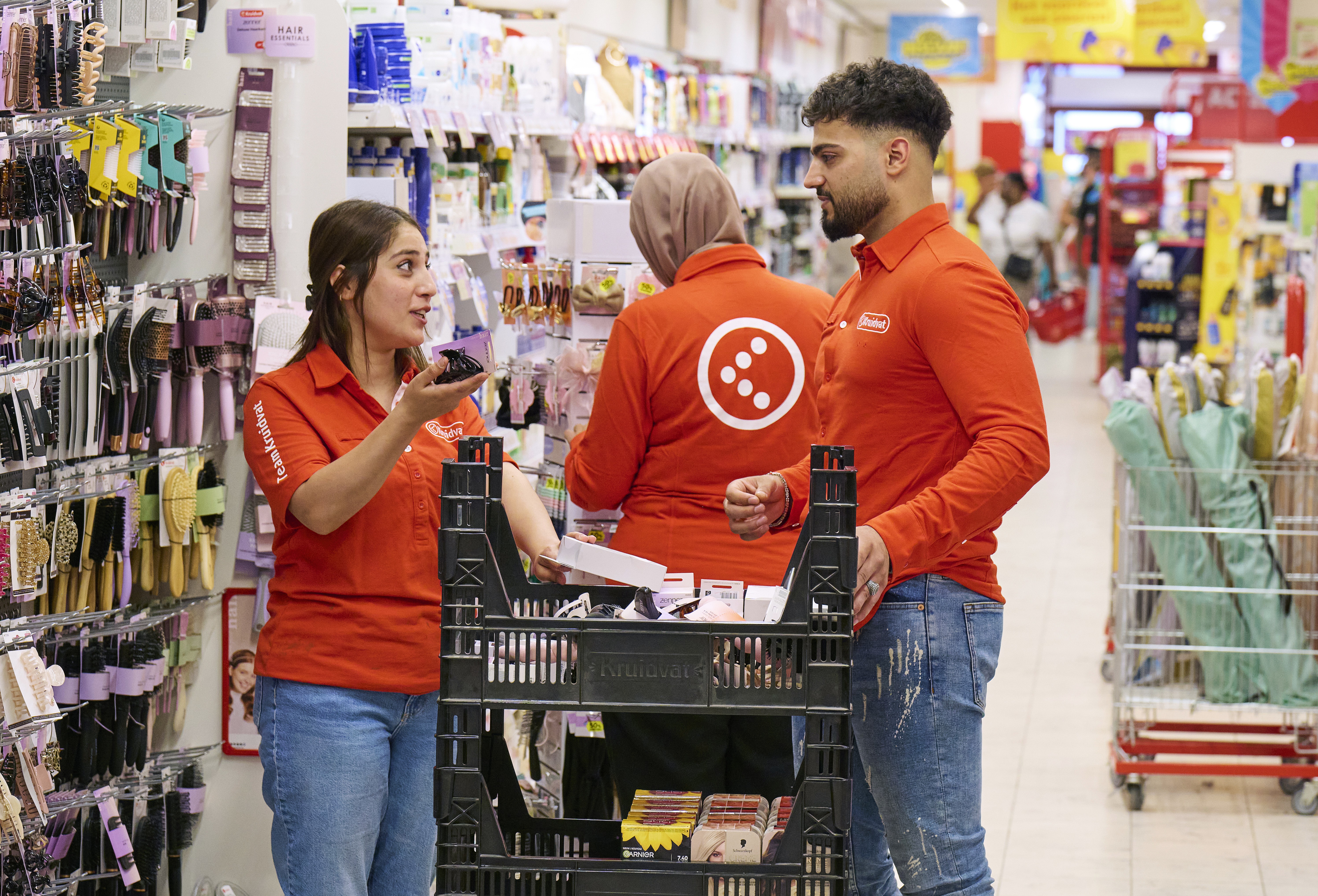 Safa en Mohammed aan het werk in de winkel