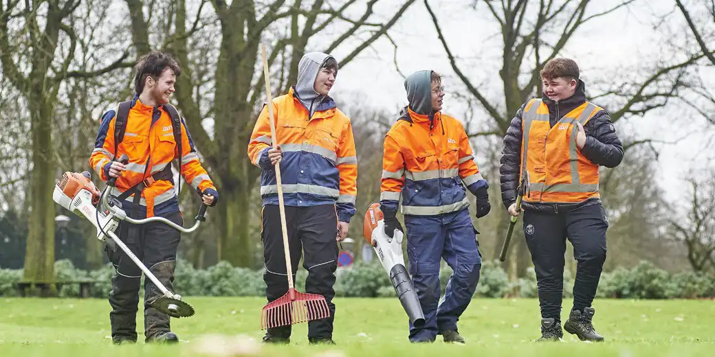 Enkele jongeren aan het werk in het groen