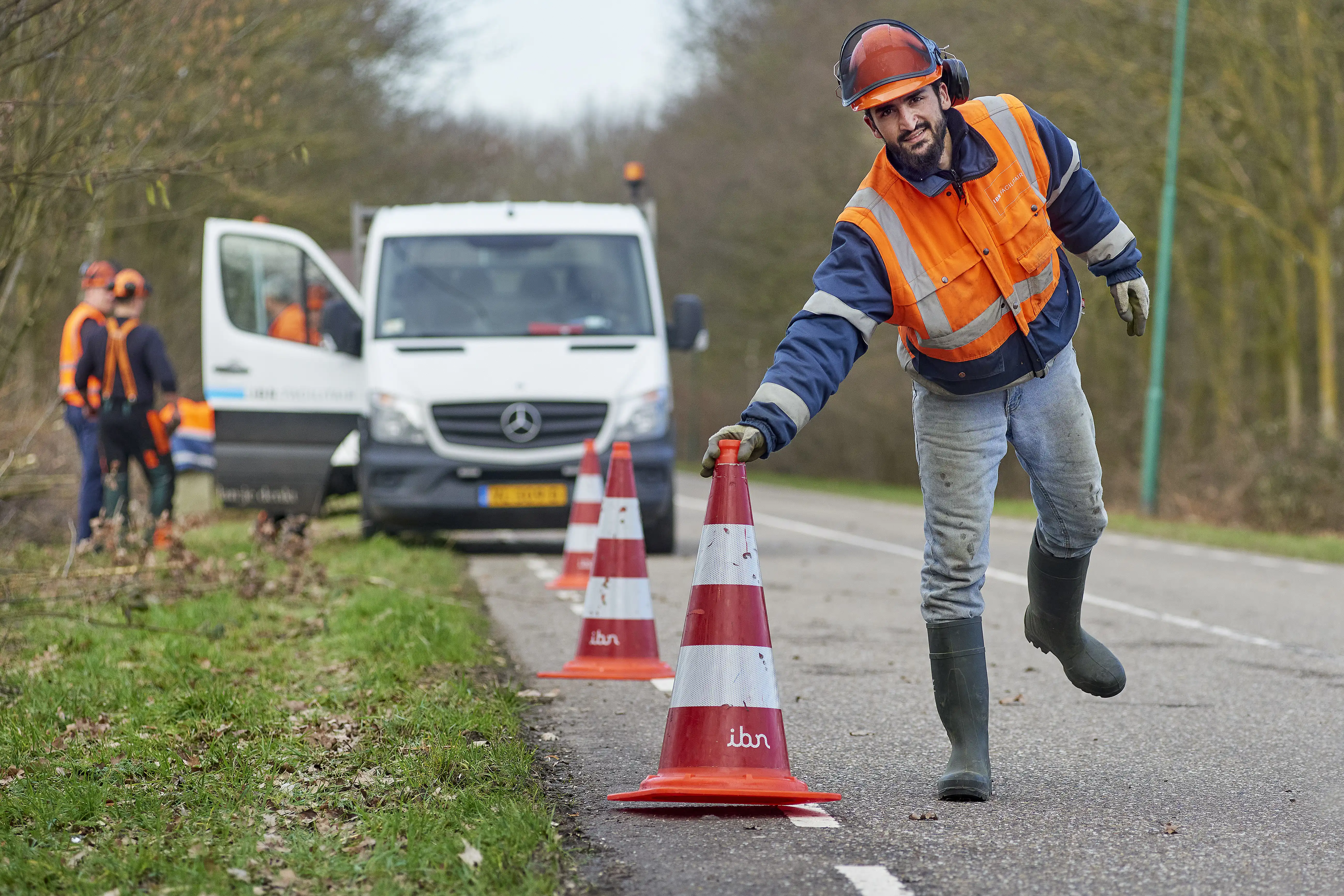 Door pionnen langs de weg te zetten, kunnen medewerkers veilig werken