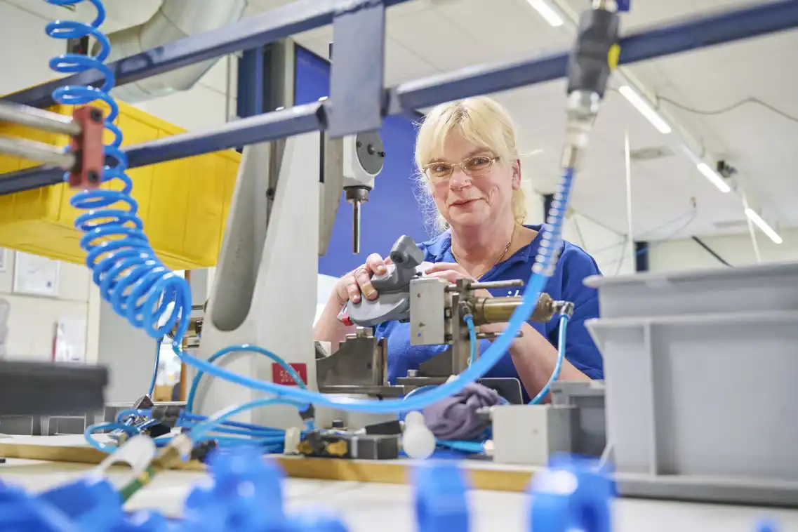 Anja aan het werk in de montage