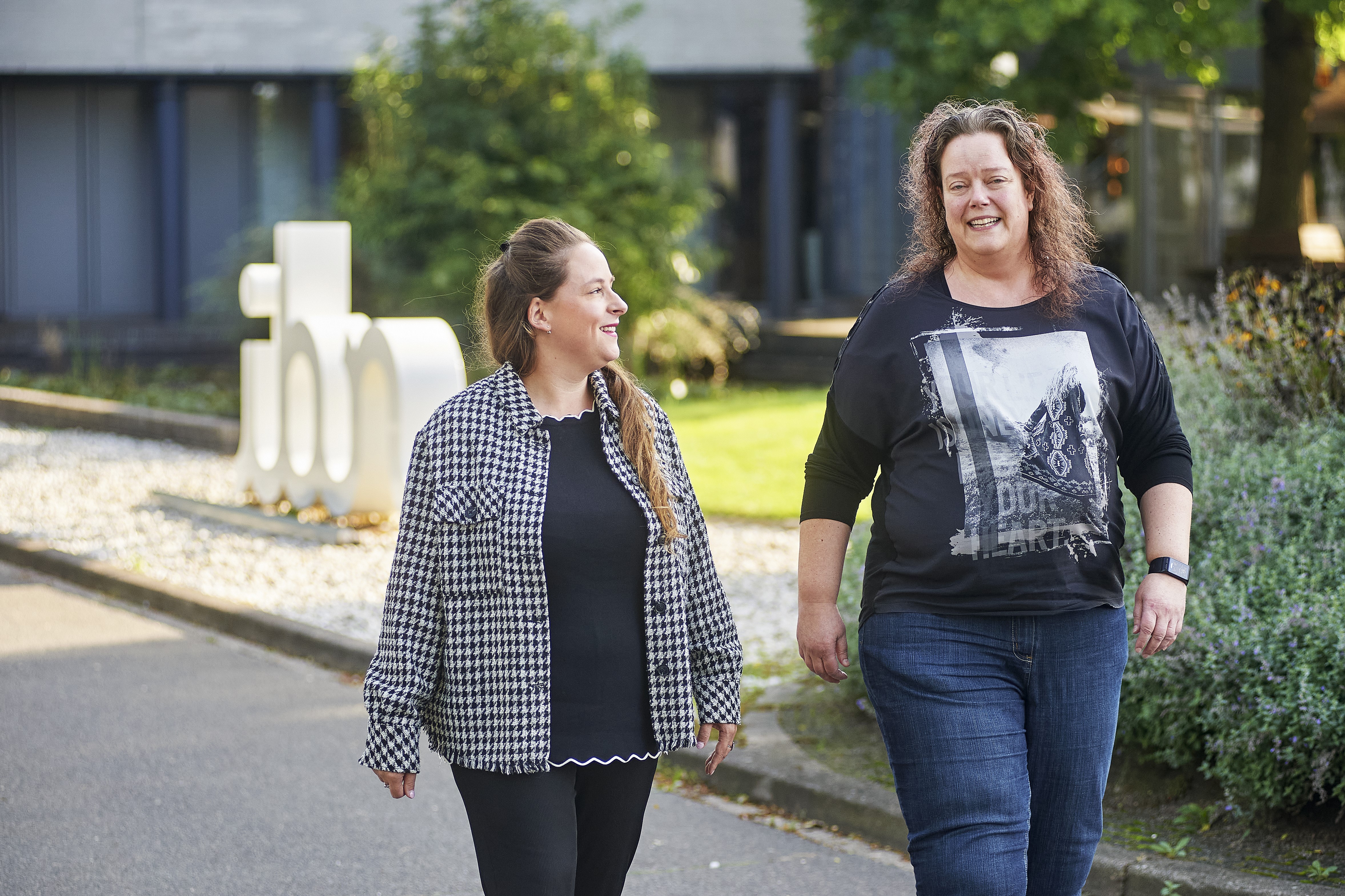 Gonnie samen aan het wandelen met haar trajectregiseur Charel