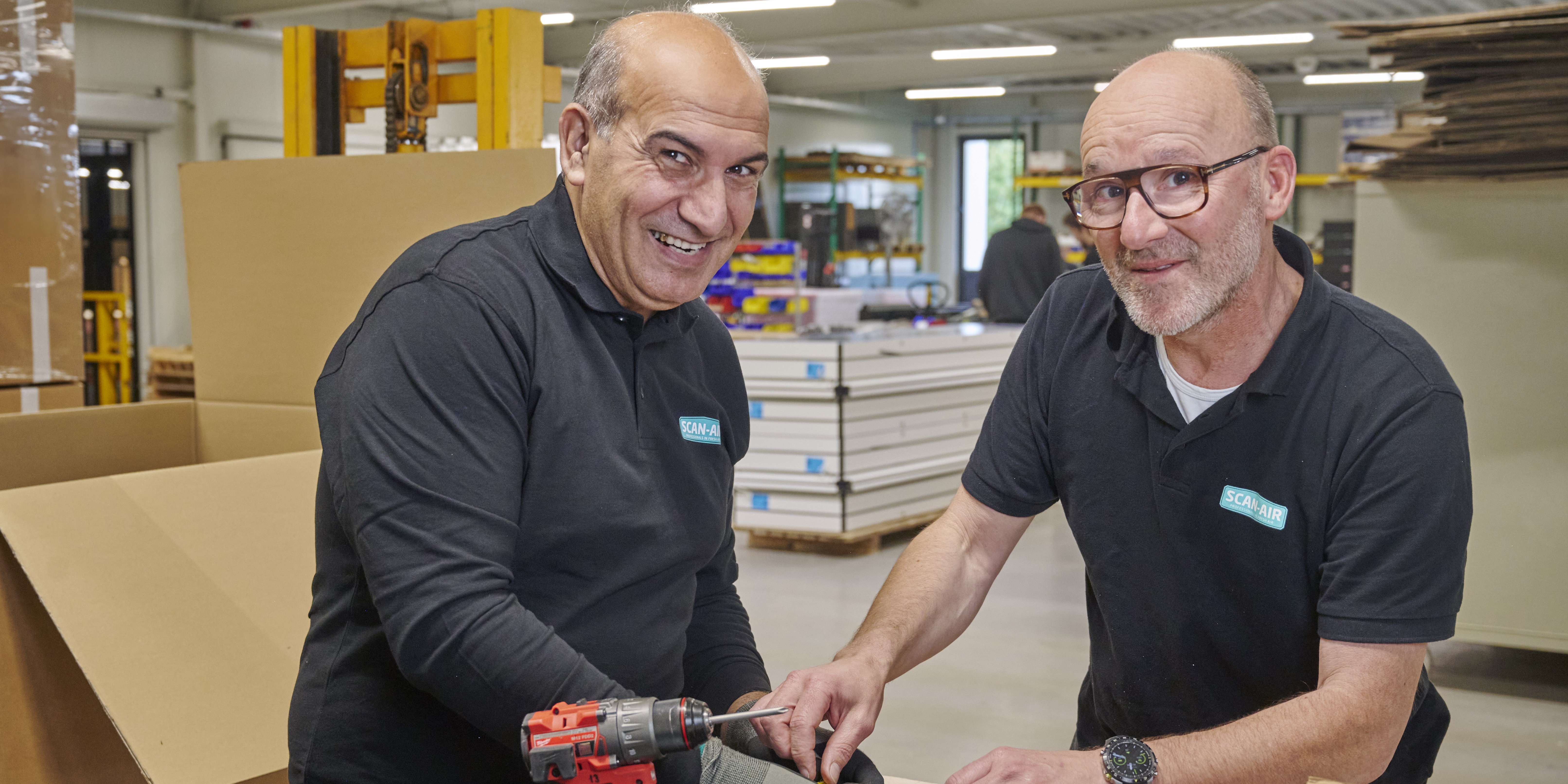 Victor Snel, operationeel manager bij Scan-Air, samen met medewerker Ahmed