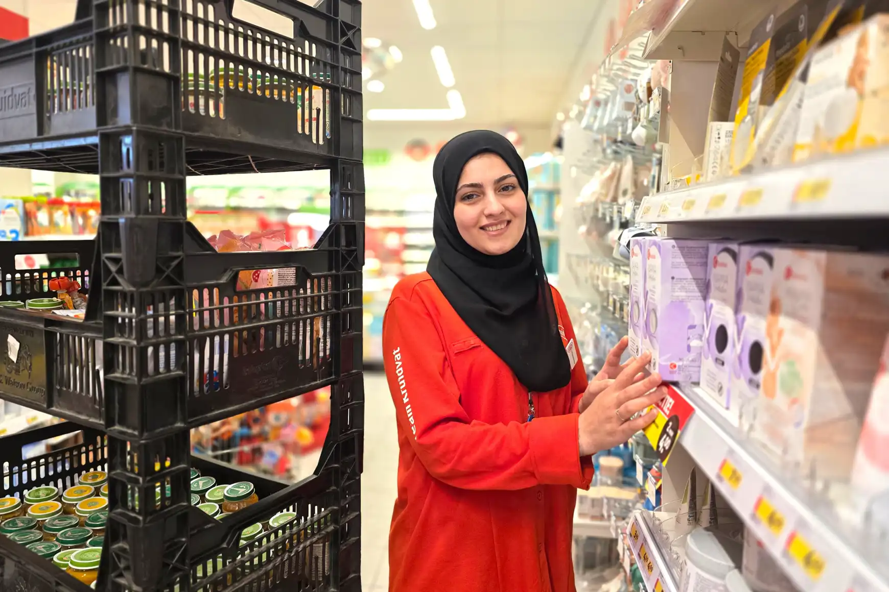 Aya aan het werk bij Kruidvat