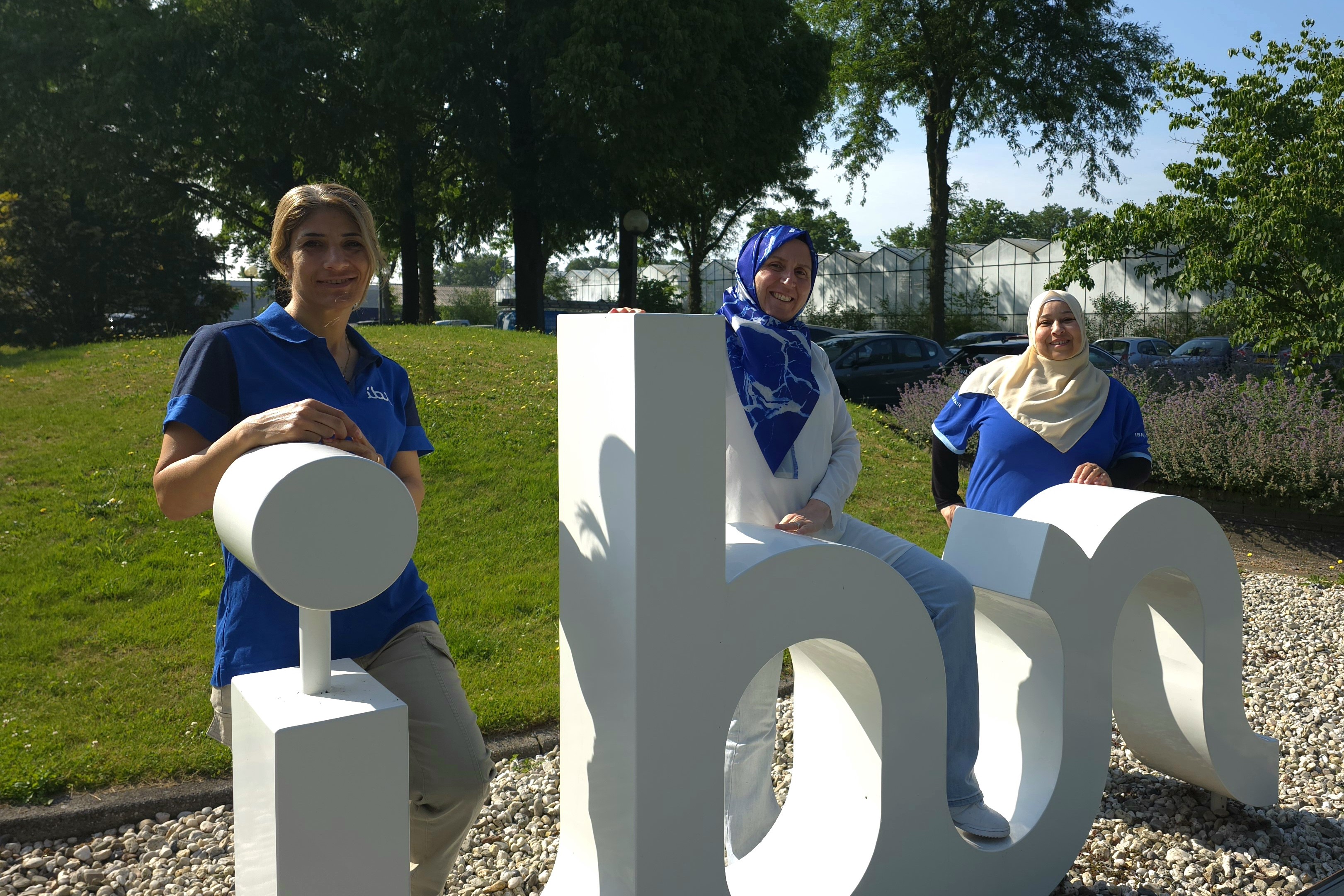 Songul samen met twee medewerkers van IBN