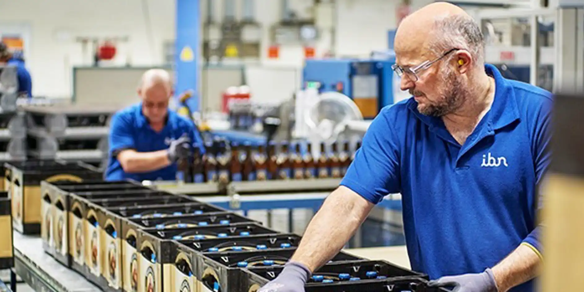 Medewerkers die werken in de productie