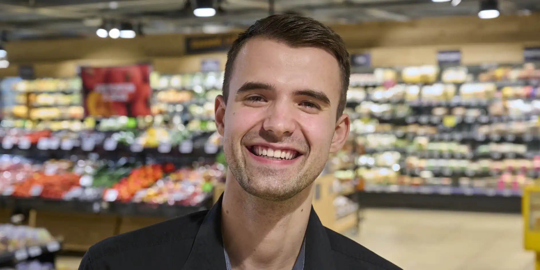 Thomas stralend bij de Jumbo