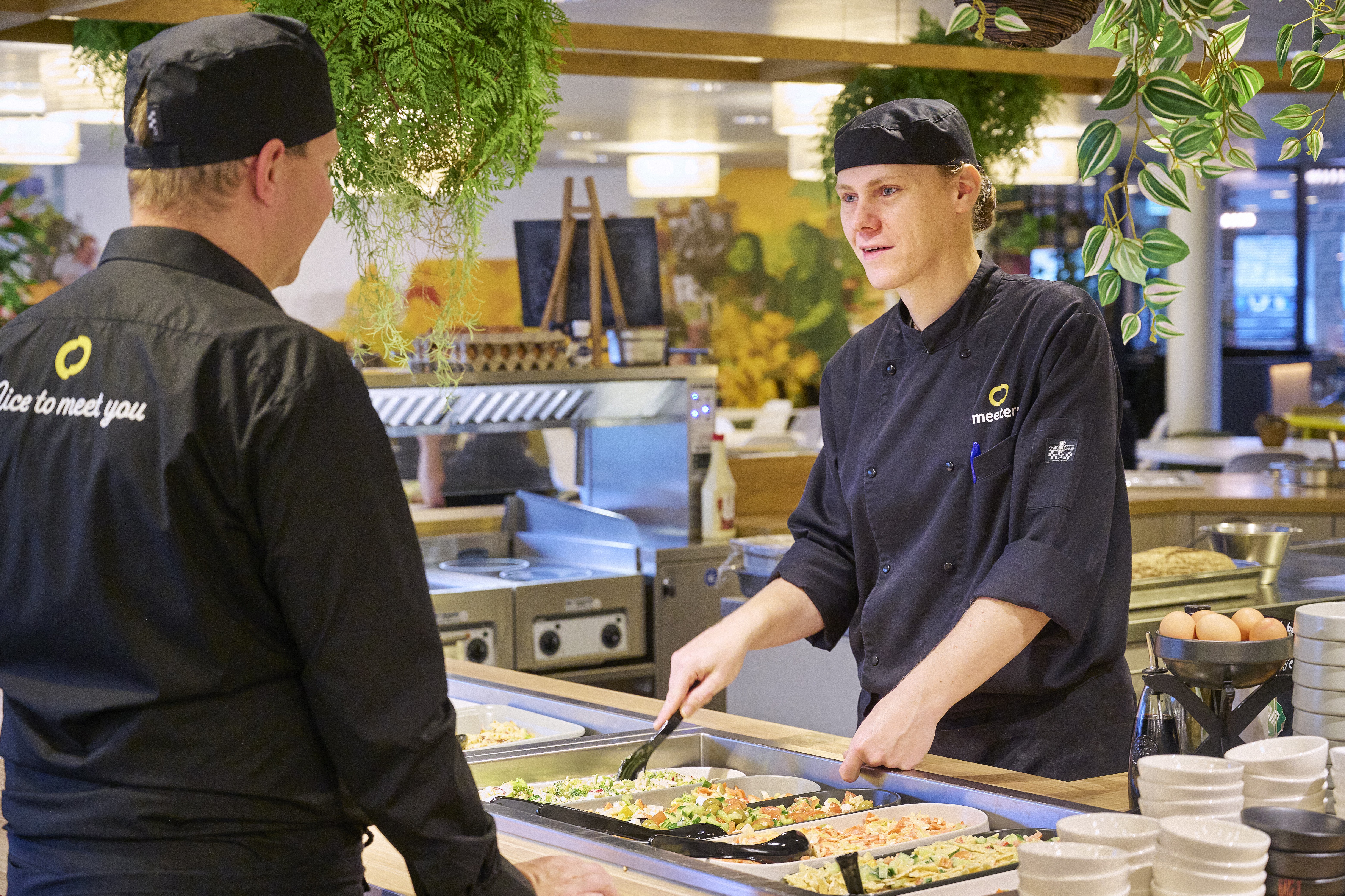 Laura samen met een collega van Meeters