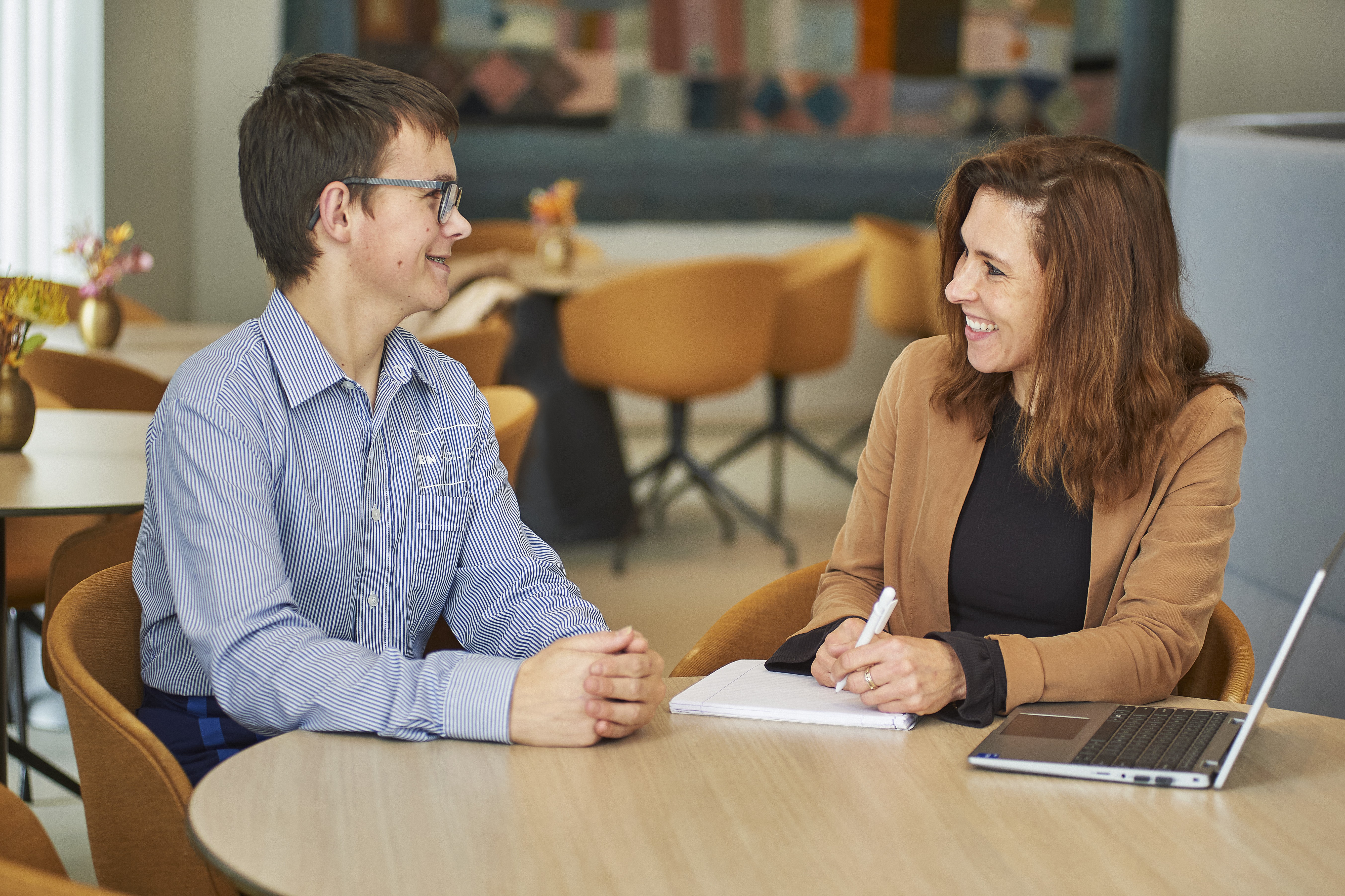 Noah in gesprek met consulent Maike