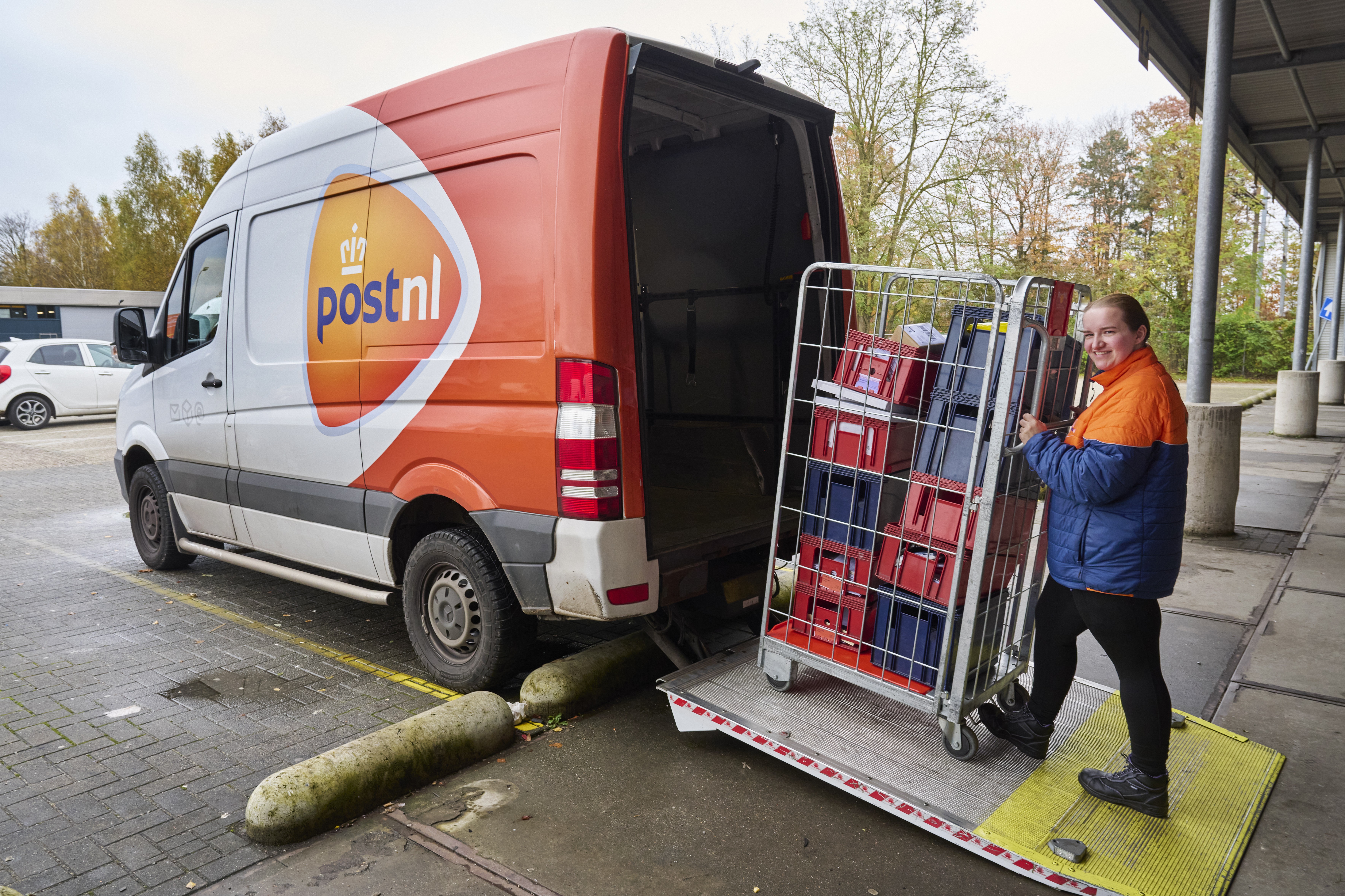 Deveny laadt de post in haar bus