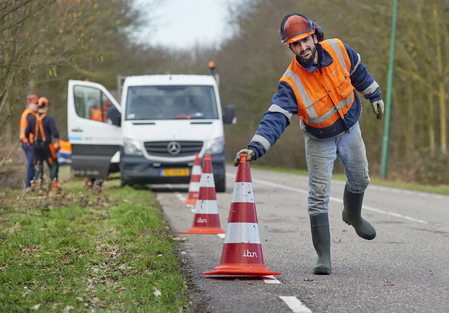 Door pionnen langs de weg te zetten, kunnen medewerkers veilig werken