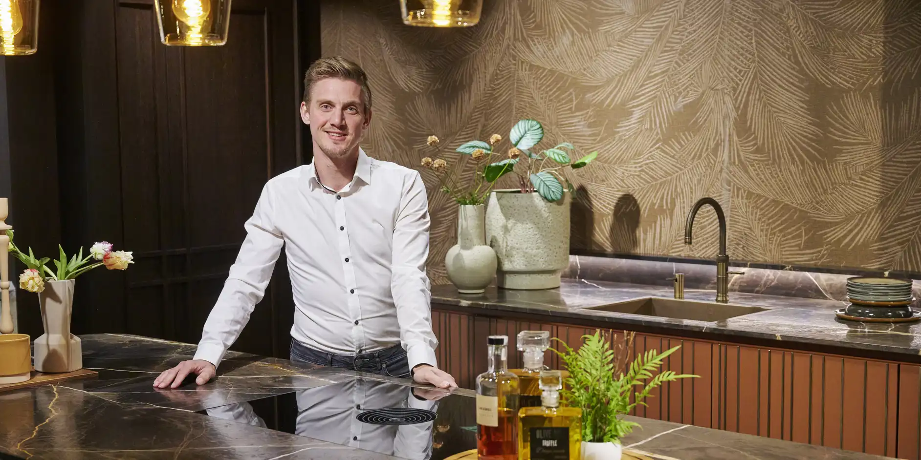 Koen eigenaar Dekkers Fransen Keuken- en Interieurbouw staat in de showroom en vertelt over inclusief ondernemen