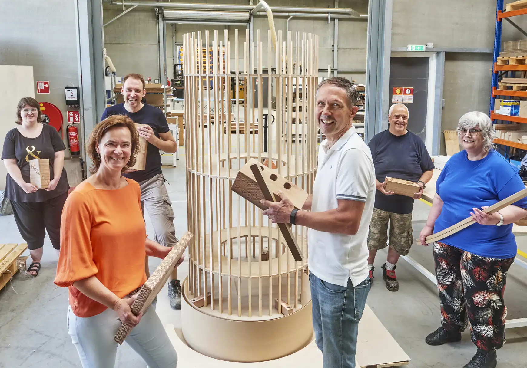 De medewerkers samen met de consulent van IBN en de eigenaar van Woodmill