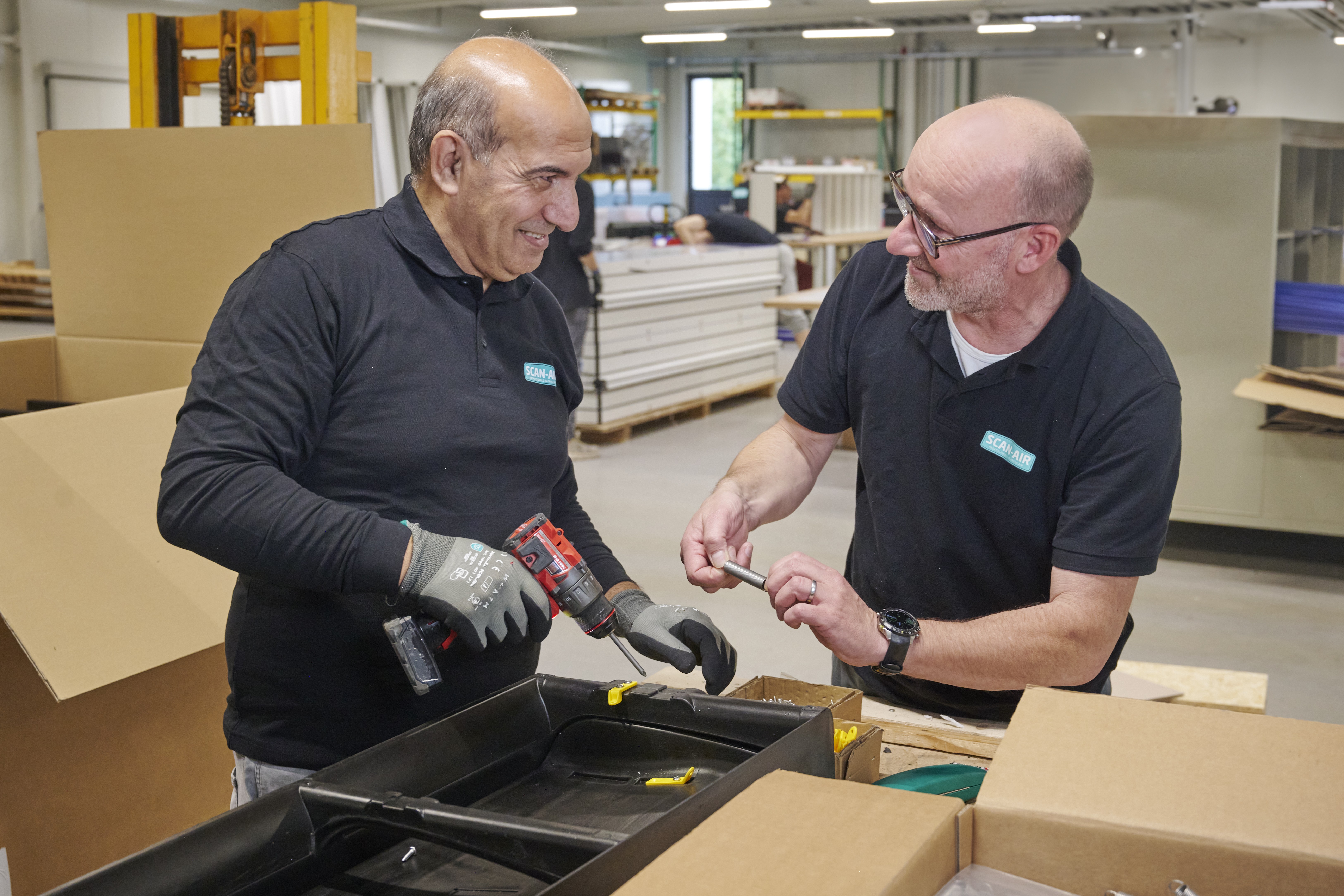 Ahmed met leidinggevende Victor bij Scan-Air