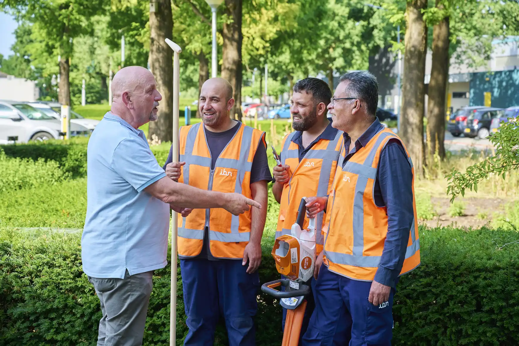 Projectleider René met statushouders in het groen