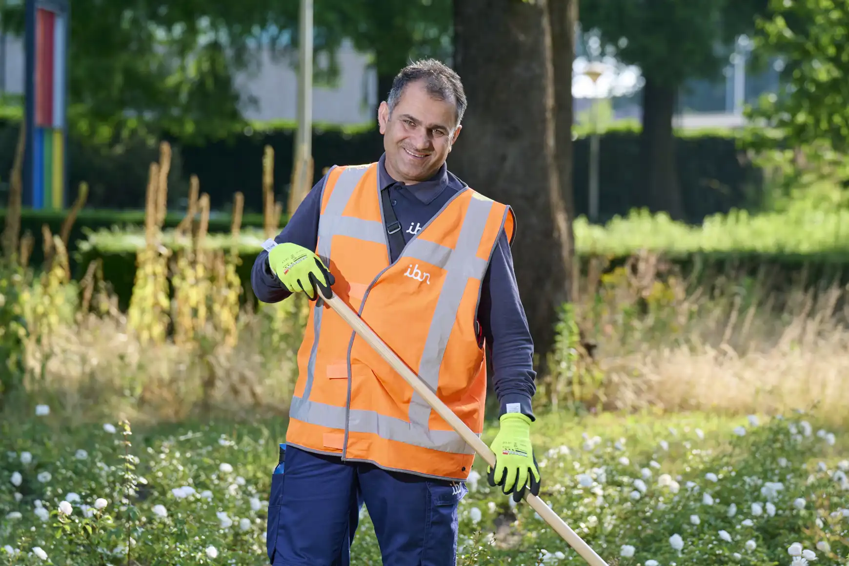 Qamaruddin aan het schoffelen