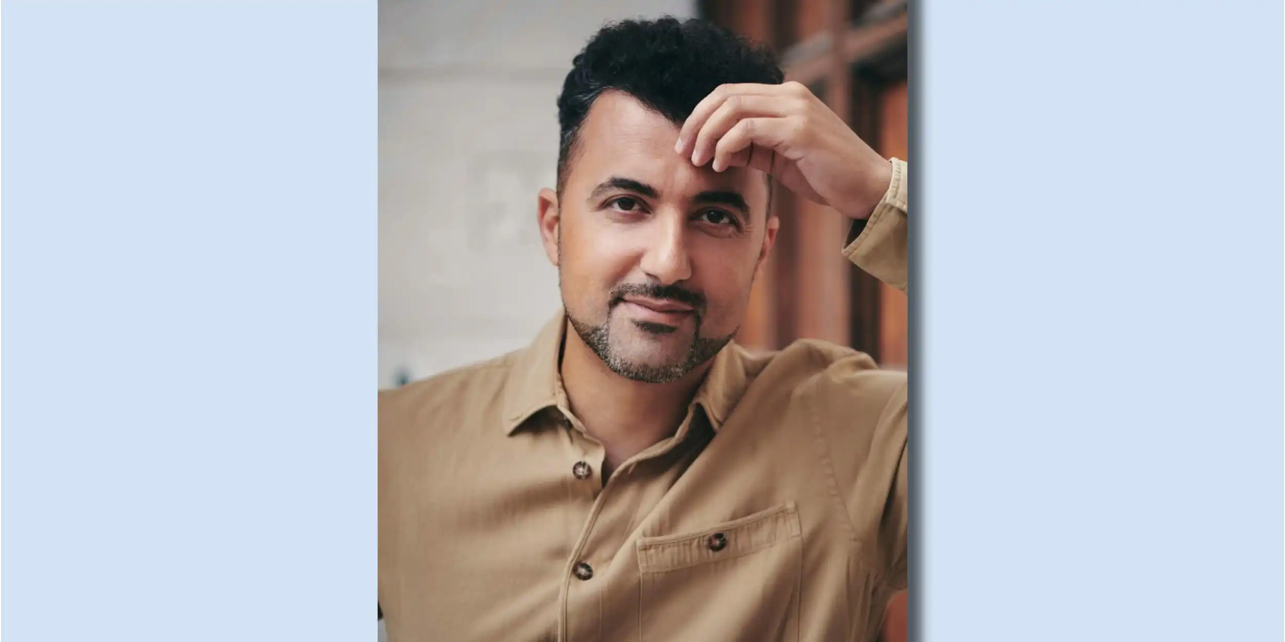 Op de foto Özcan Akyol die het event gaat presenteren