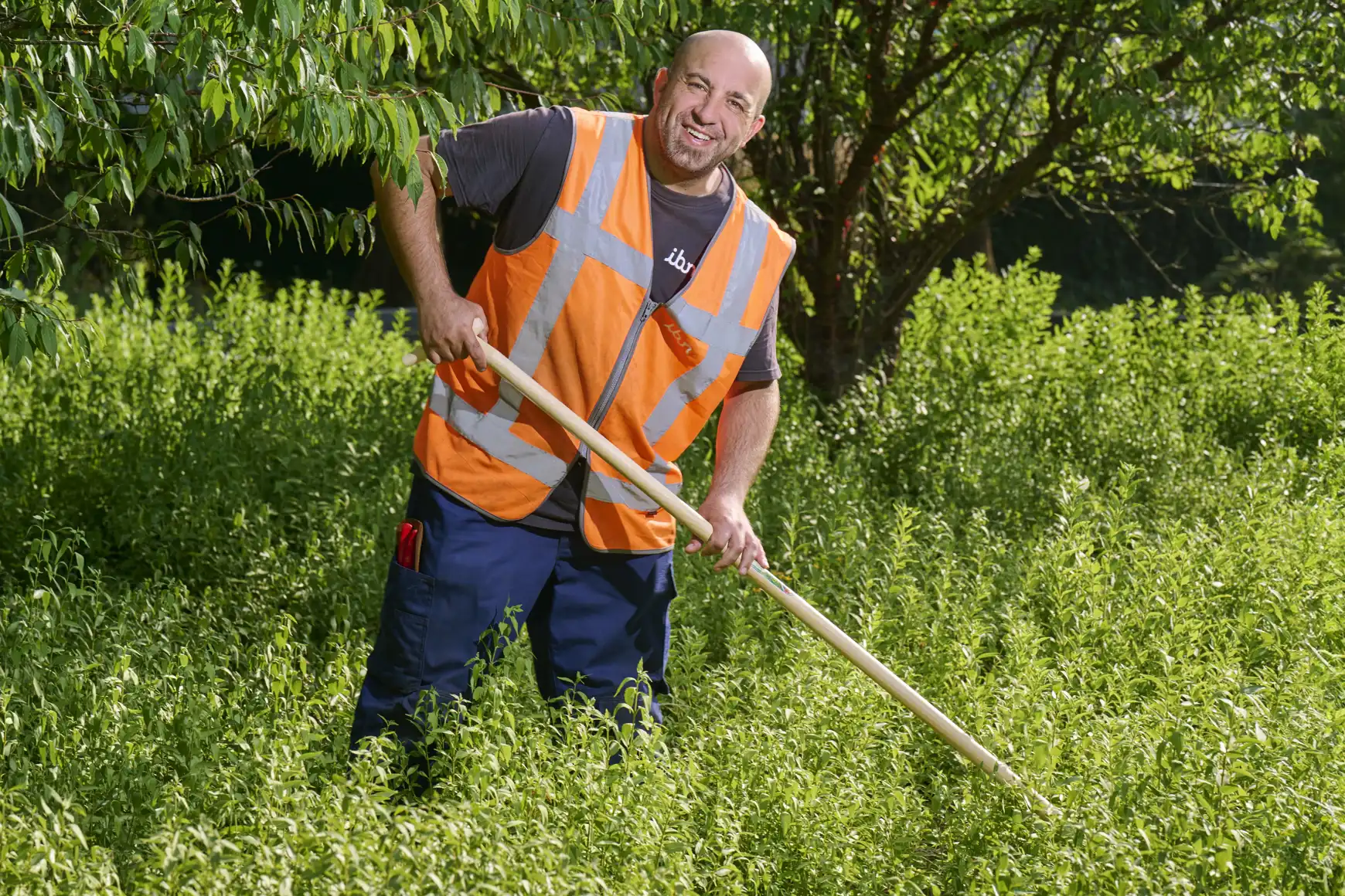 Mohammed aan het werk in het groen