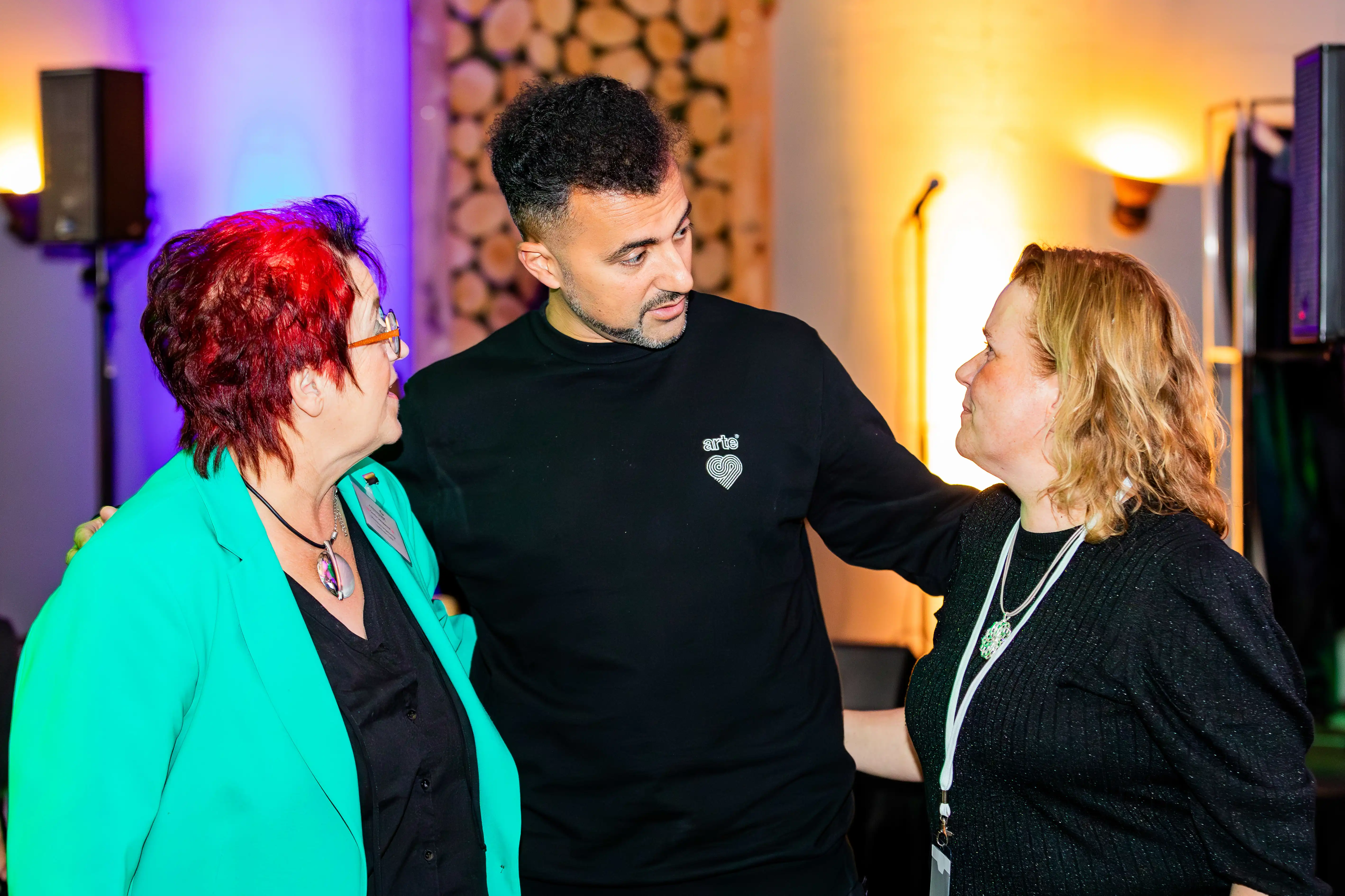 Özcan Akyol is gesprek met twee genodigden