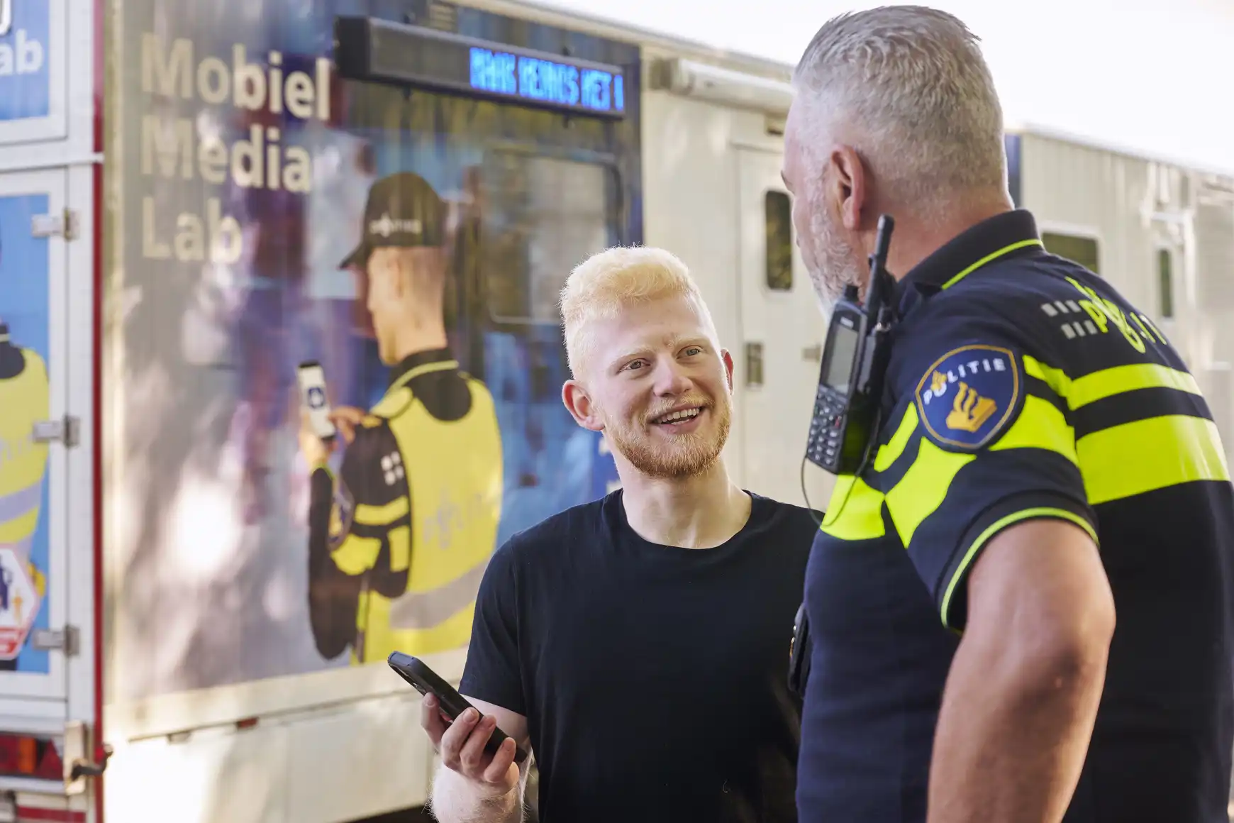 Hasan bij een voertuig dat gebruikt wordt om met burgers in contact te komen