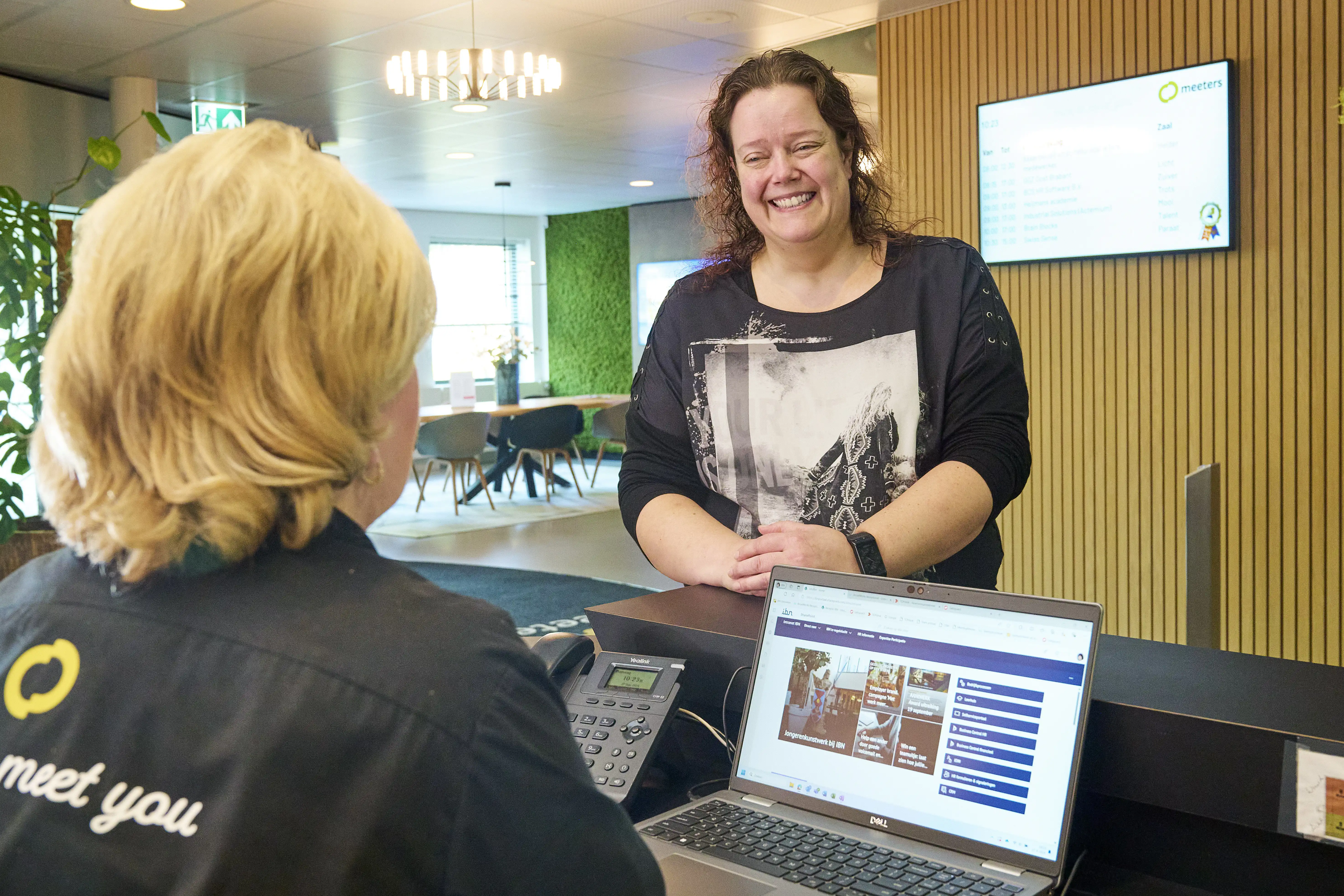 Gonnie aan de balie bij IBN in Uden