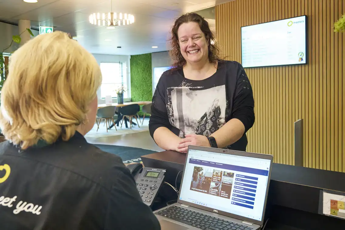 Gonnie in gesprek met medewerker van IBN