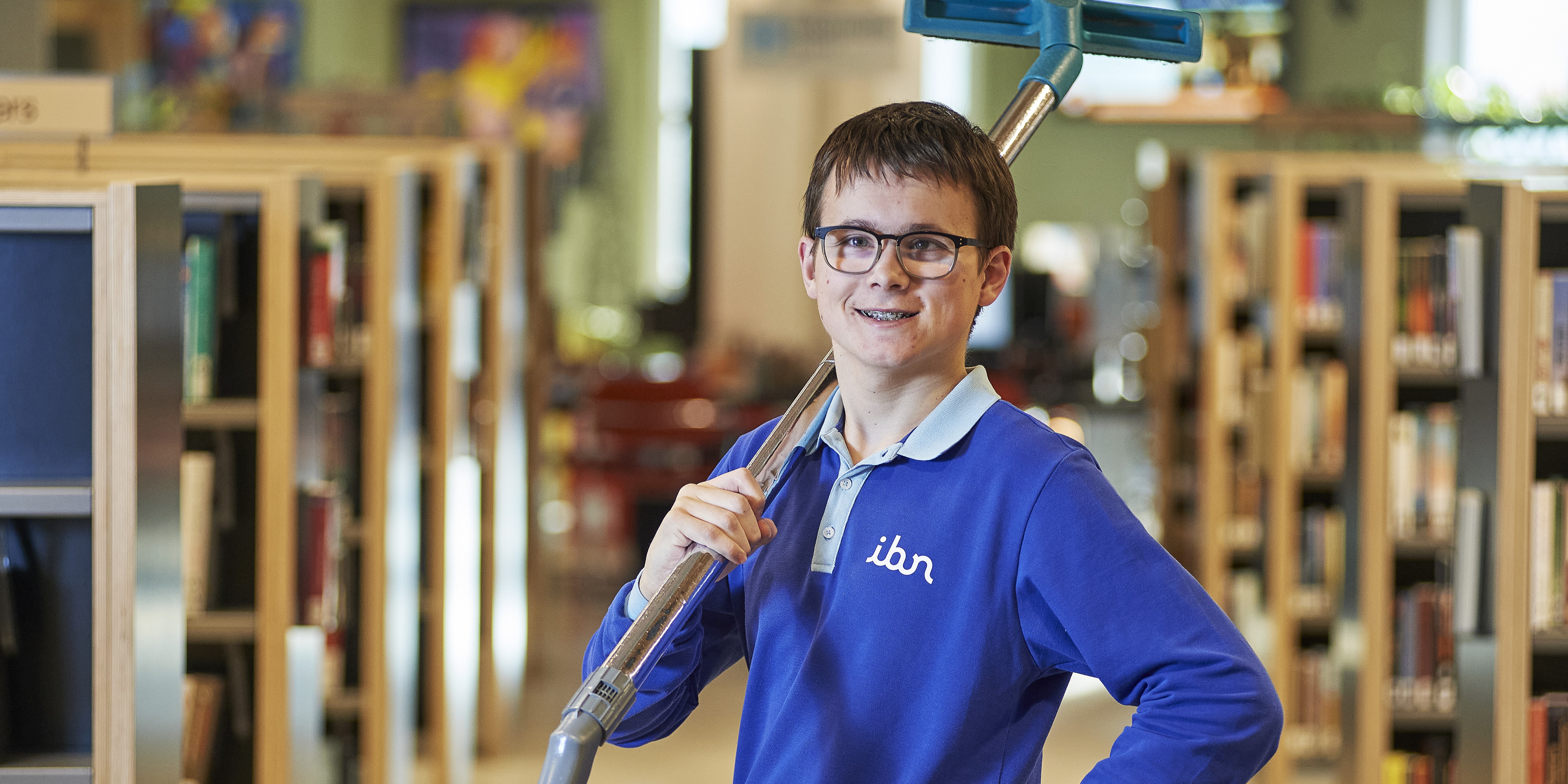 Noah werkt in de schoonmaak