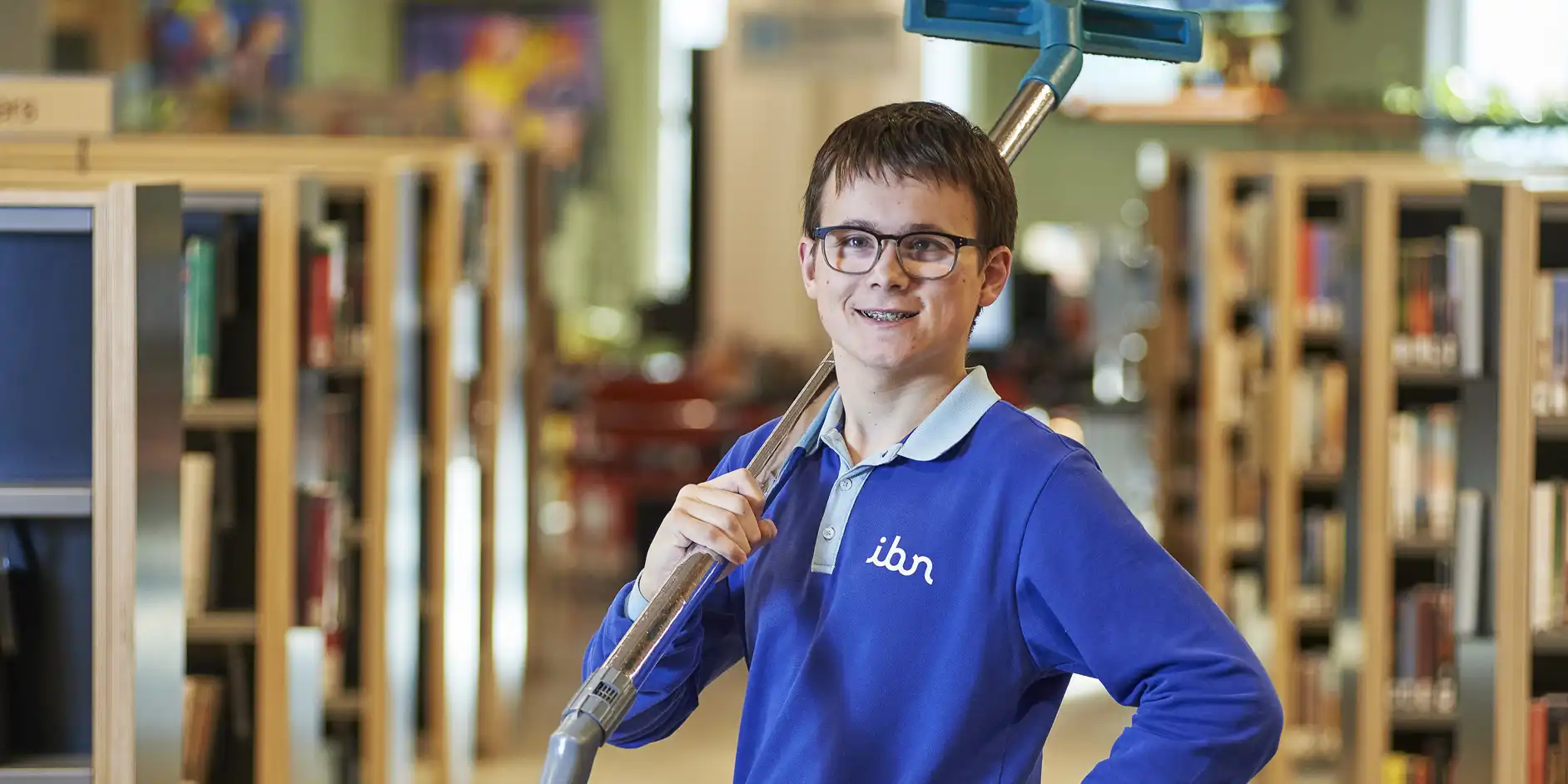 Noah werkt in de schoonmaak