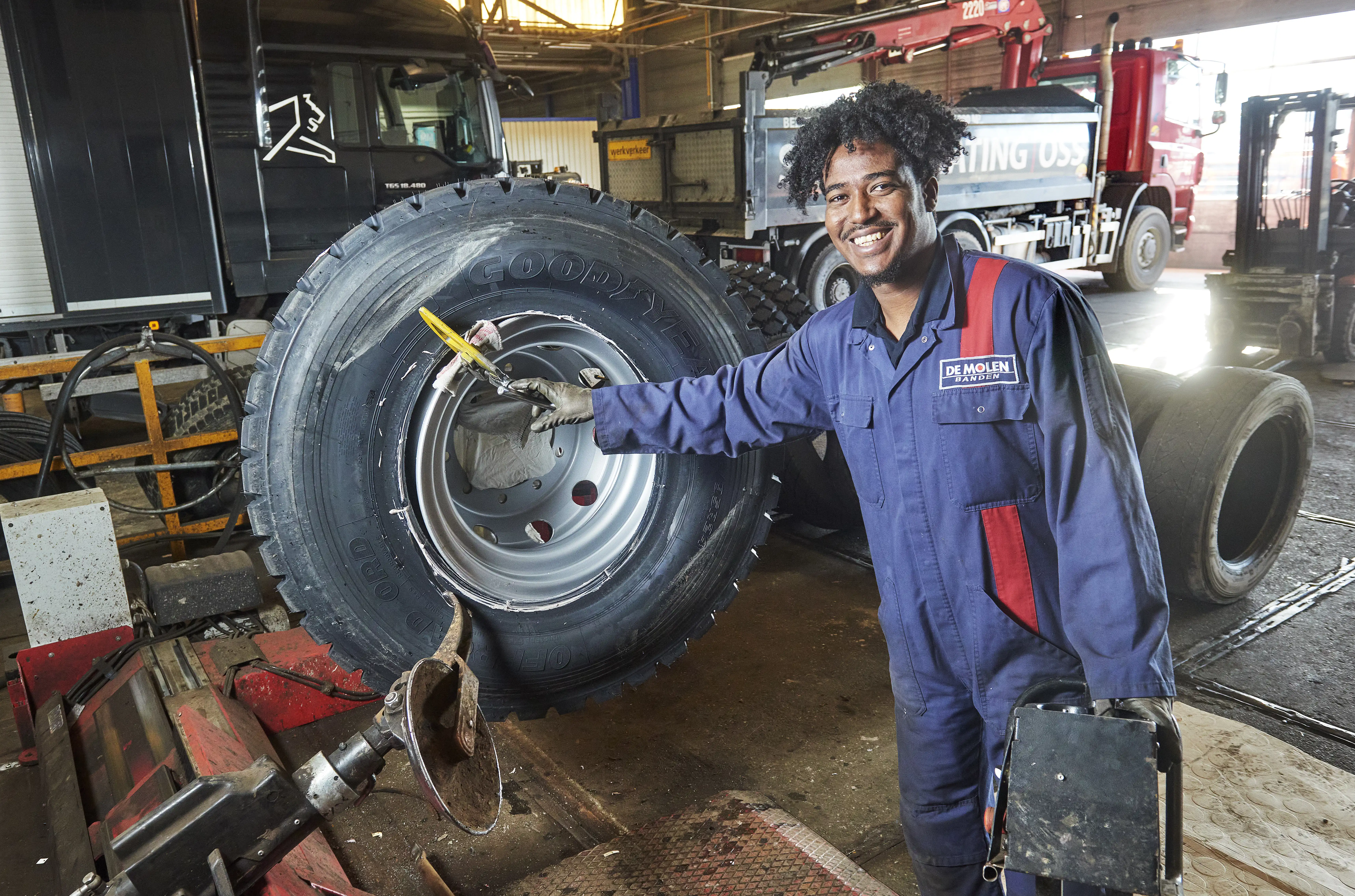 Robel aan het werk in de werkplaats