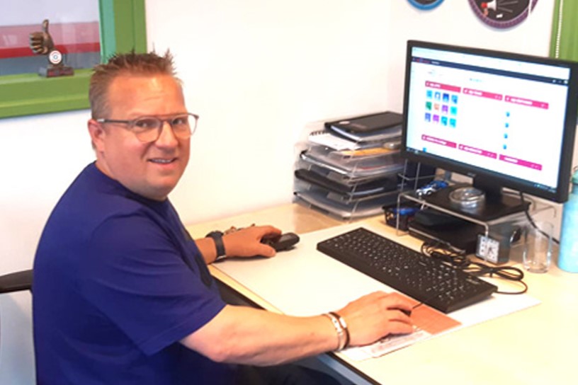 Roy achter zijn bureau