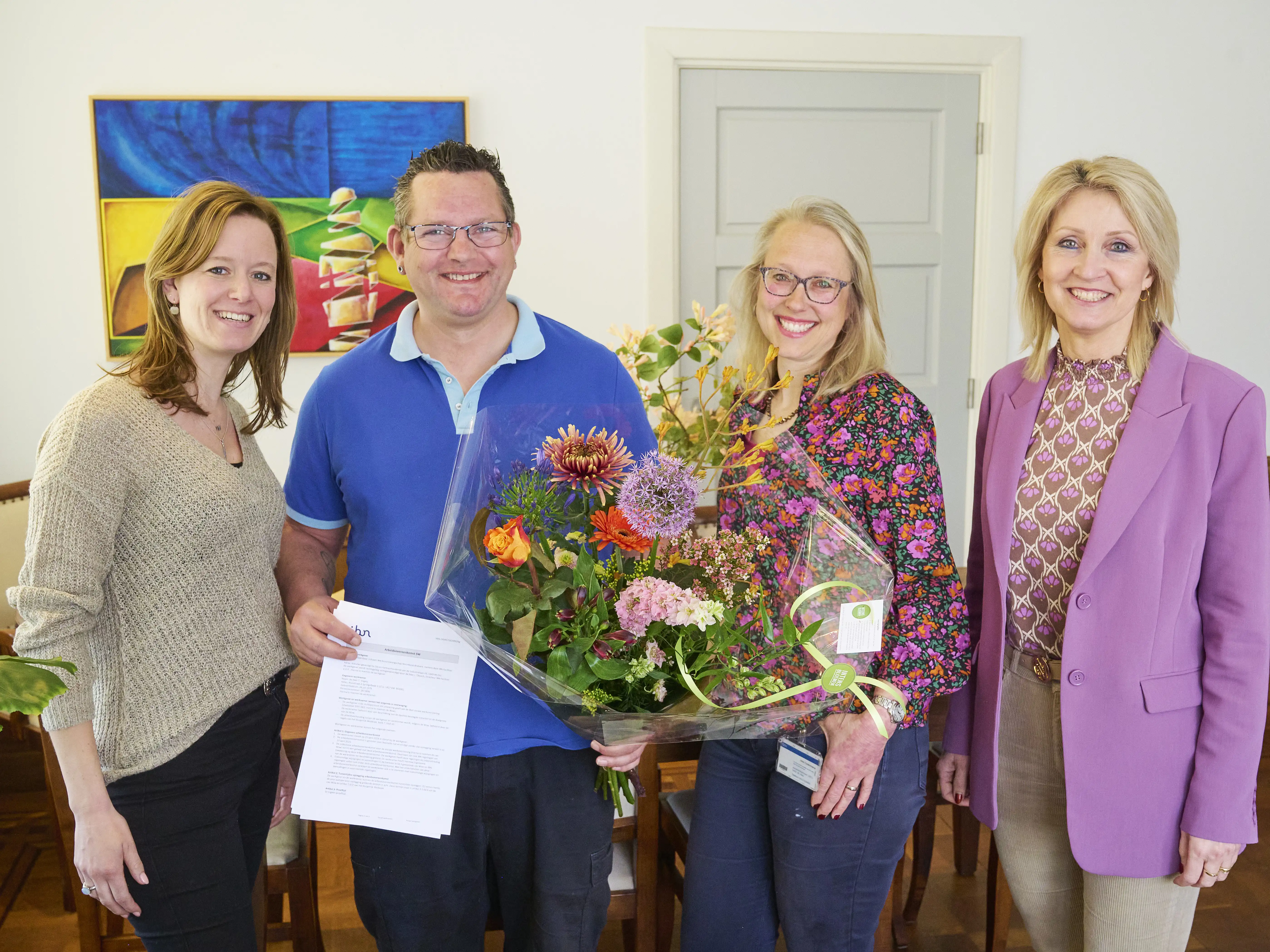 Van links naar rechts op de foto: Marieke (GGZ), Tim, José en Caroline van den Elsen, burgemeester gemeente Boekel die hem verraste tijdens de ondertekening van zijn arbeidscontract bij IBN.