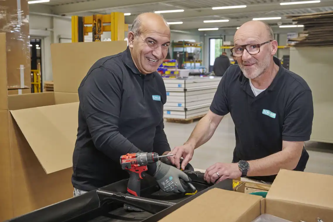 Victor Snel, operationeel manager, samen met medewerker Ahmed