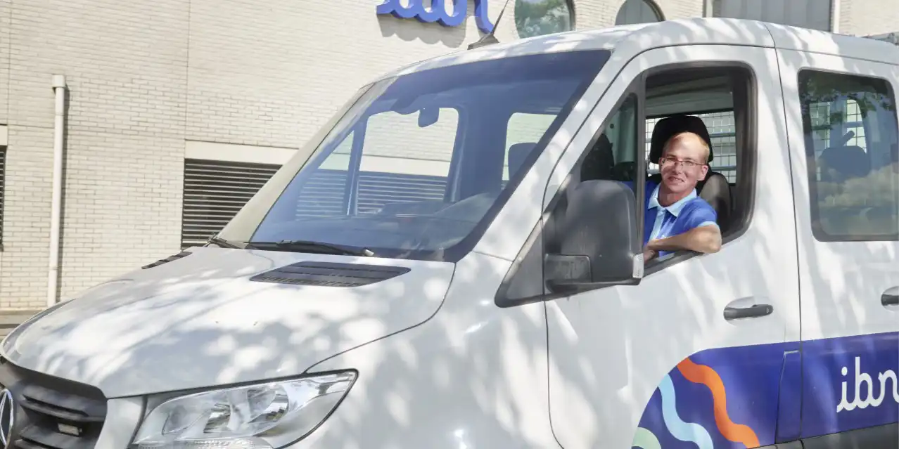 Jan in een bedrijfsauto