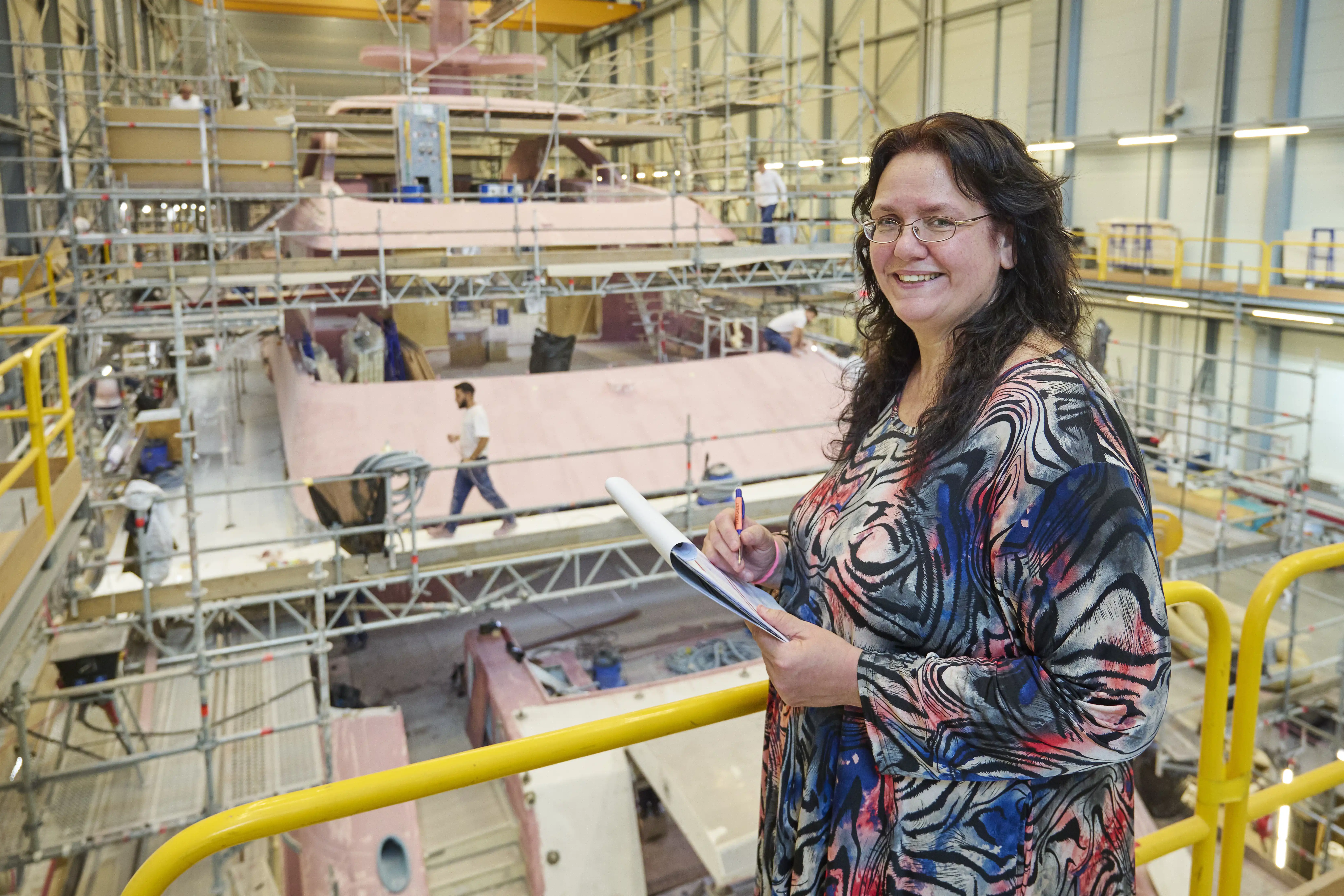 Margreet loopt dagelijks haar ronde door de hallen van Heesen Yachts