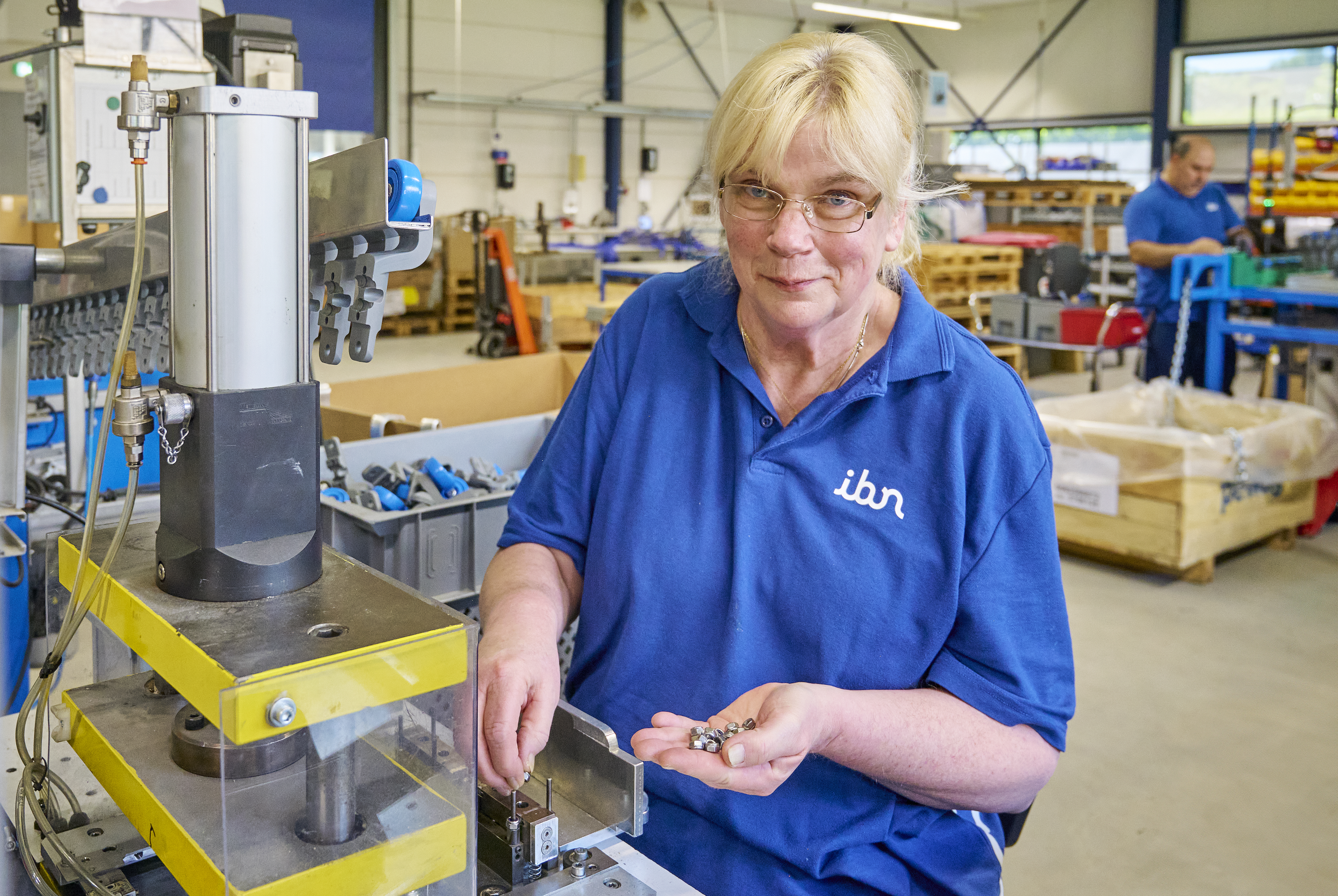 Anja aan het werk in de productie