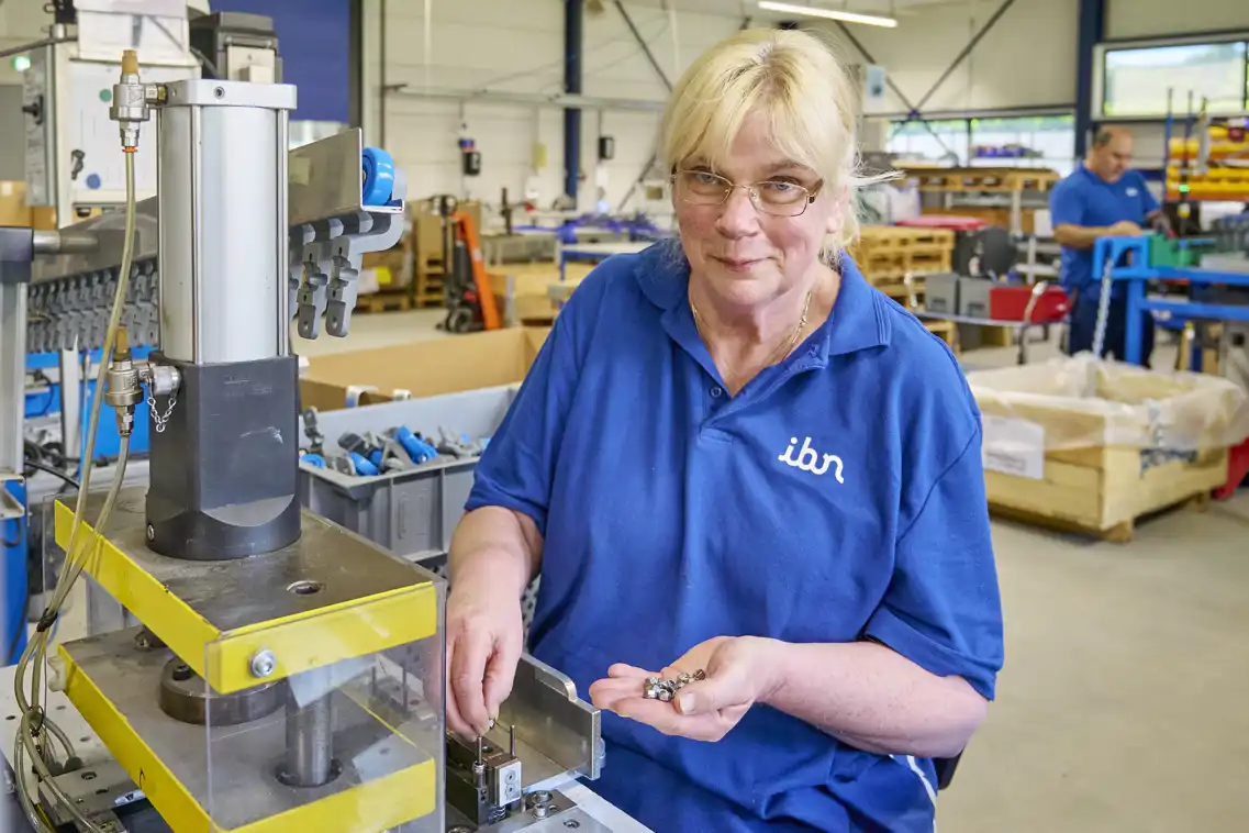 Anja aan het werk in de productie