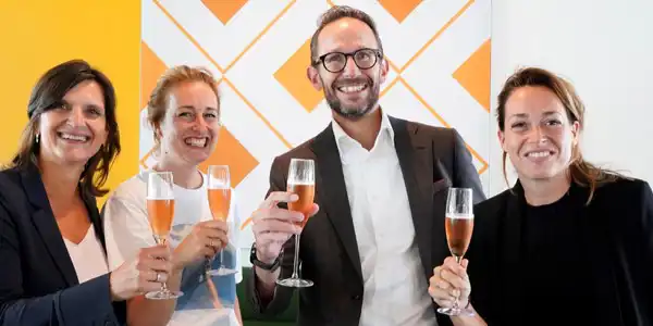 IBN en Wasbeer & Pauw proostend op de foto na ondertekening