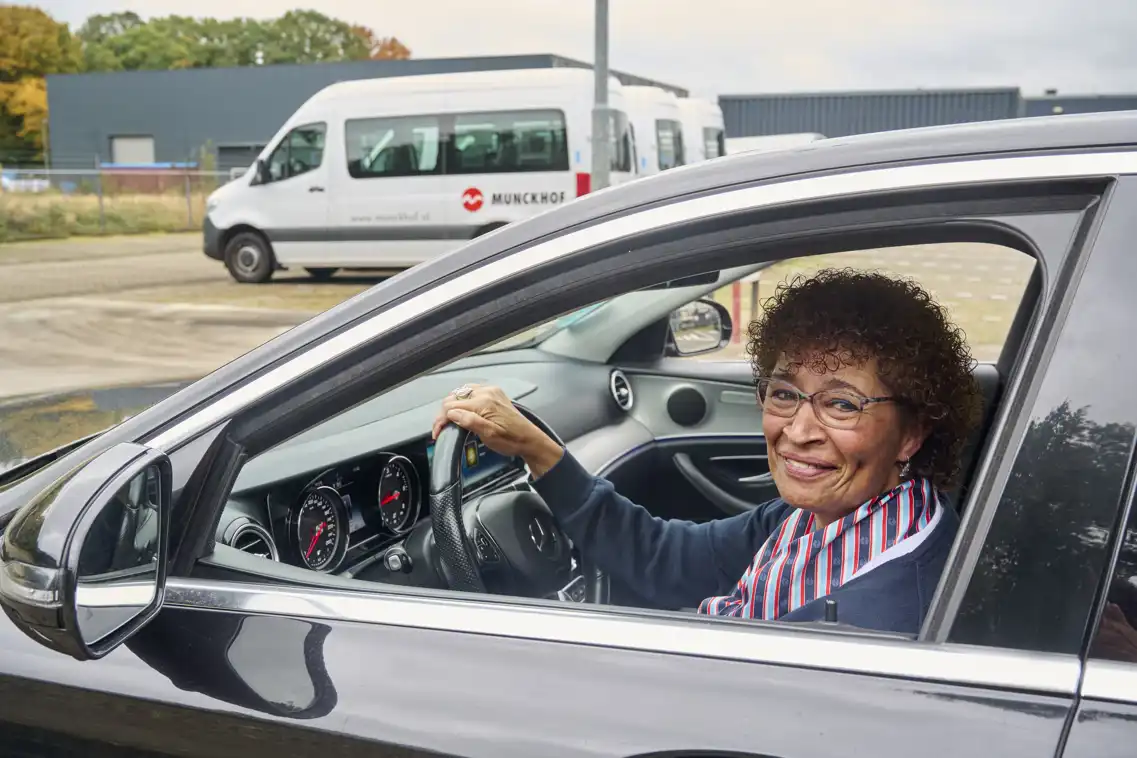 Cecilia in haar auto