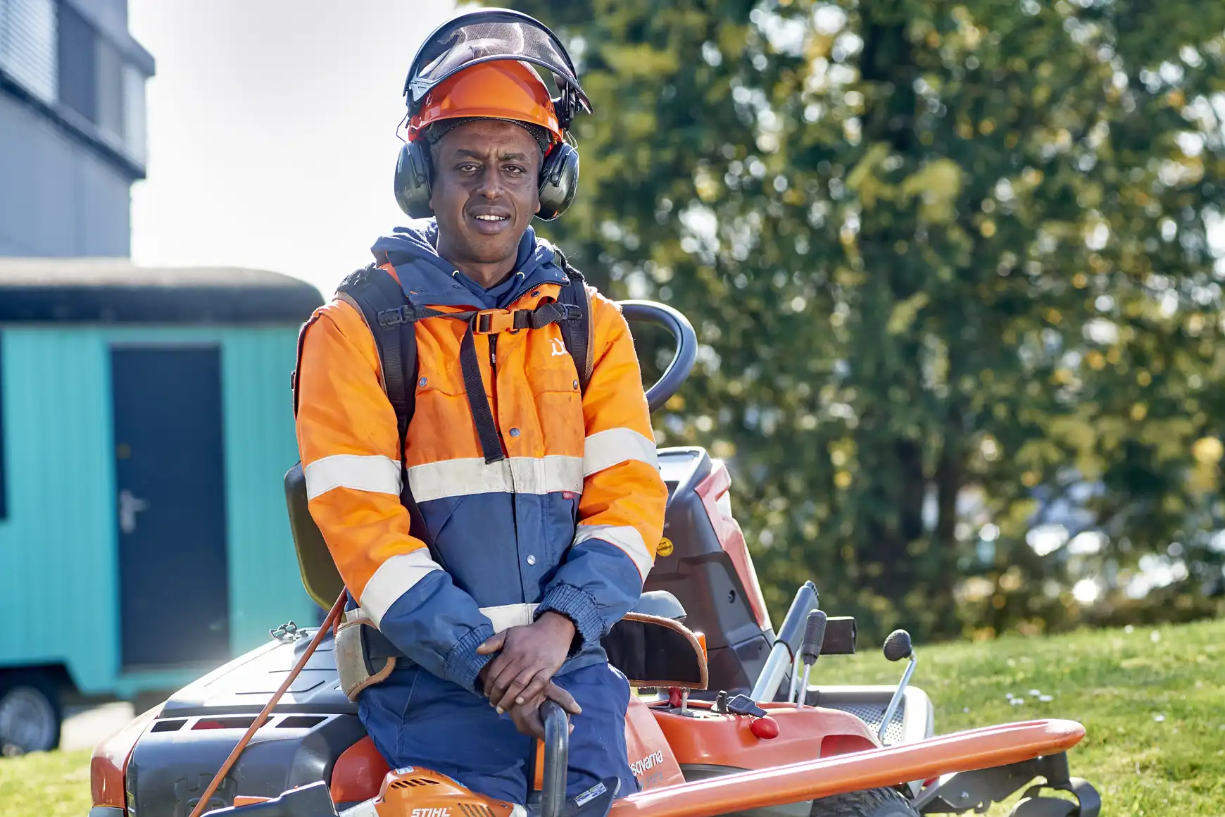 Sakariye staat voor de grasmaaier